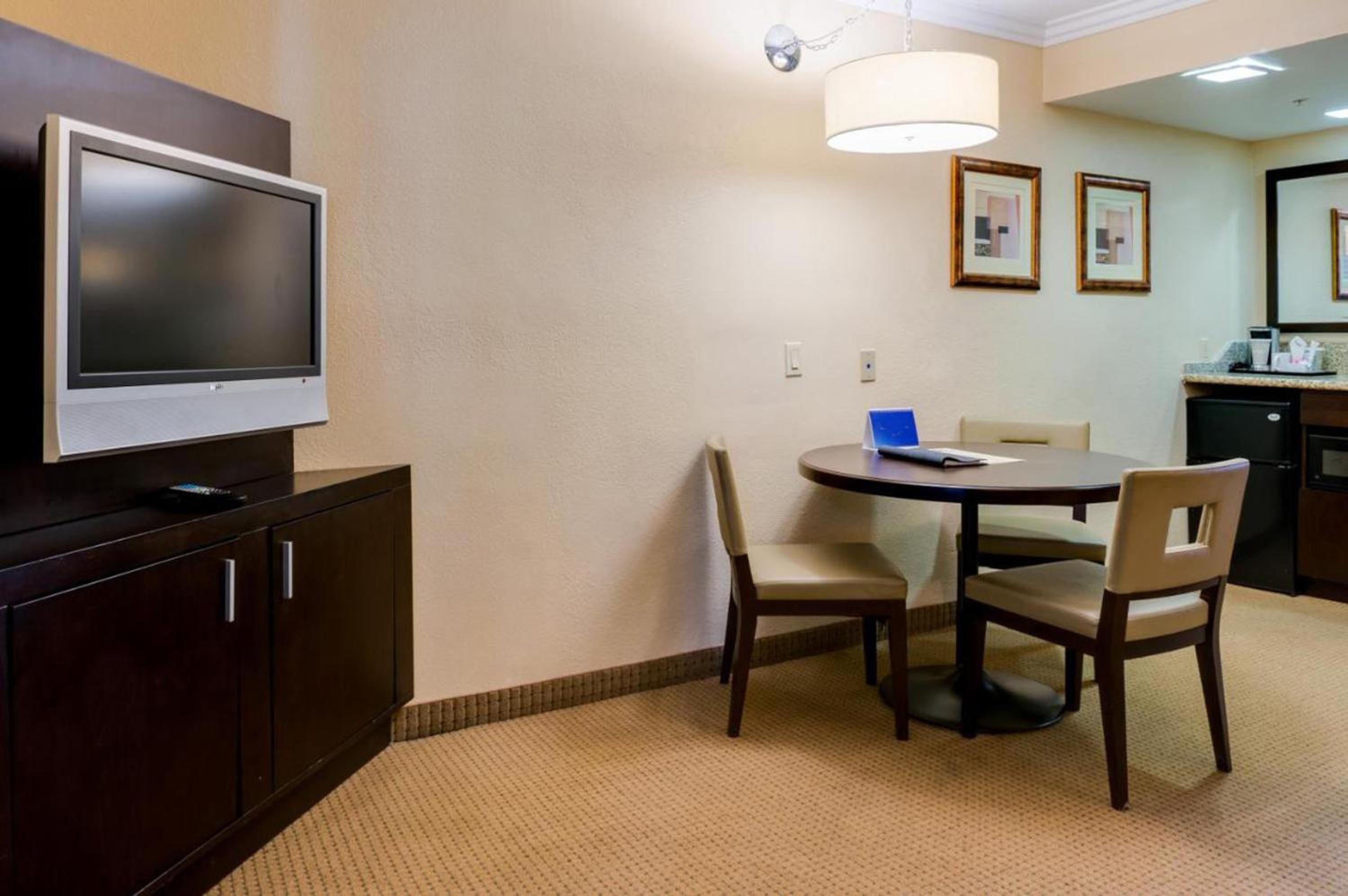 One-Bedroom Suite with Sofa Bed - Photo 4