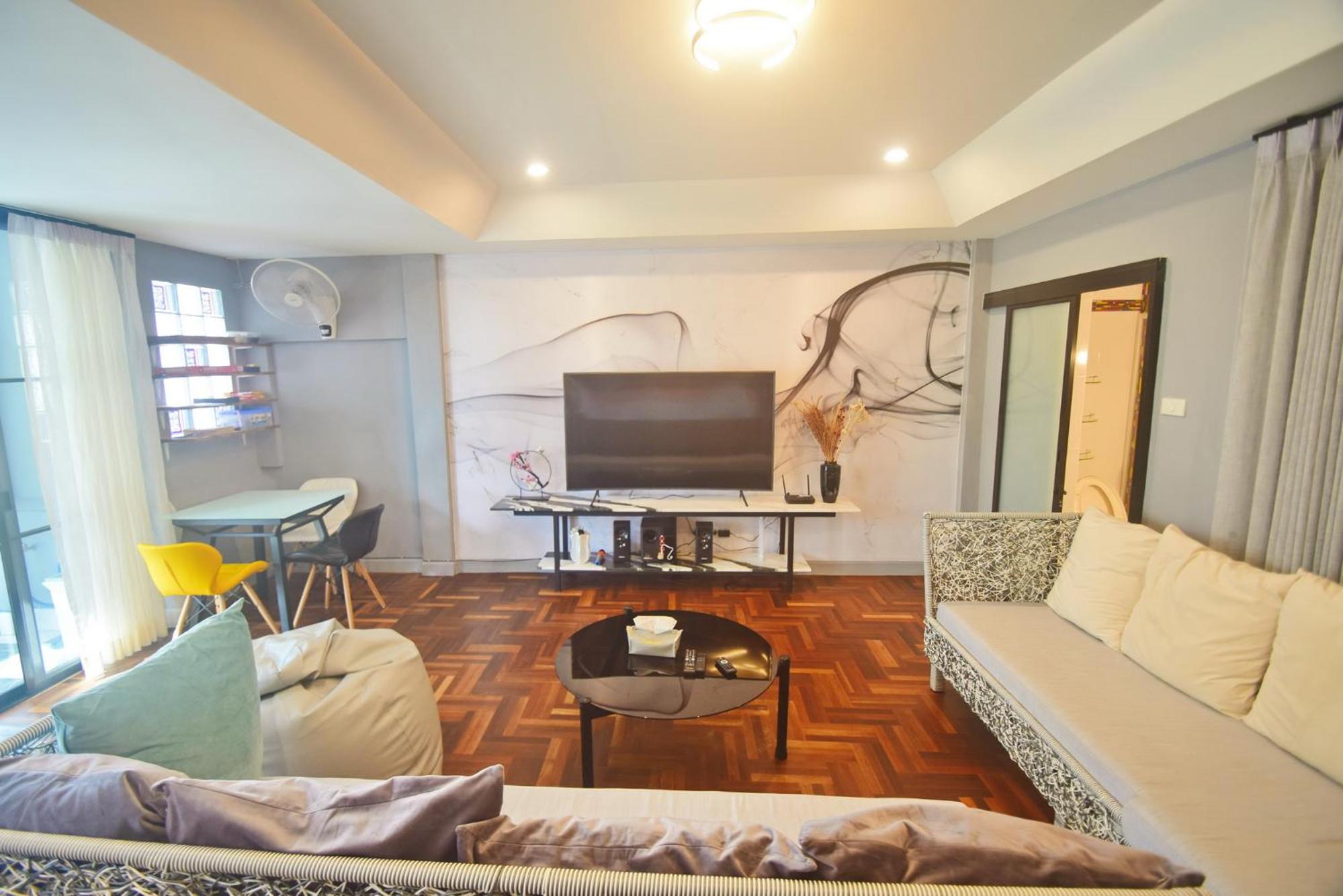 Three-Bedroom Townhouse - Photo 4