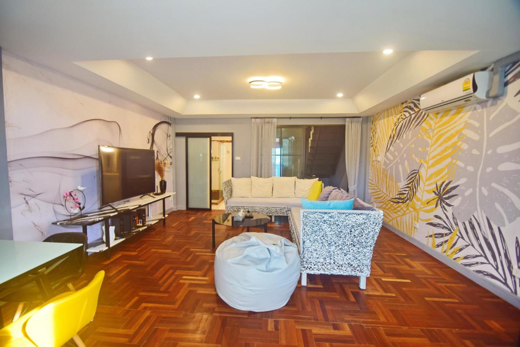 Three-Bedroom Townhouse - Photo 2