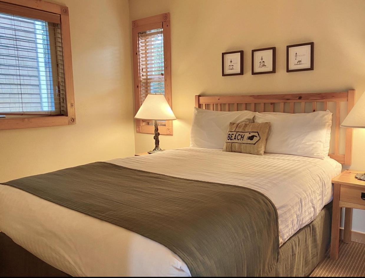 Queen Suite with Sofabed, 1st Floor, Pets Allowed