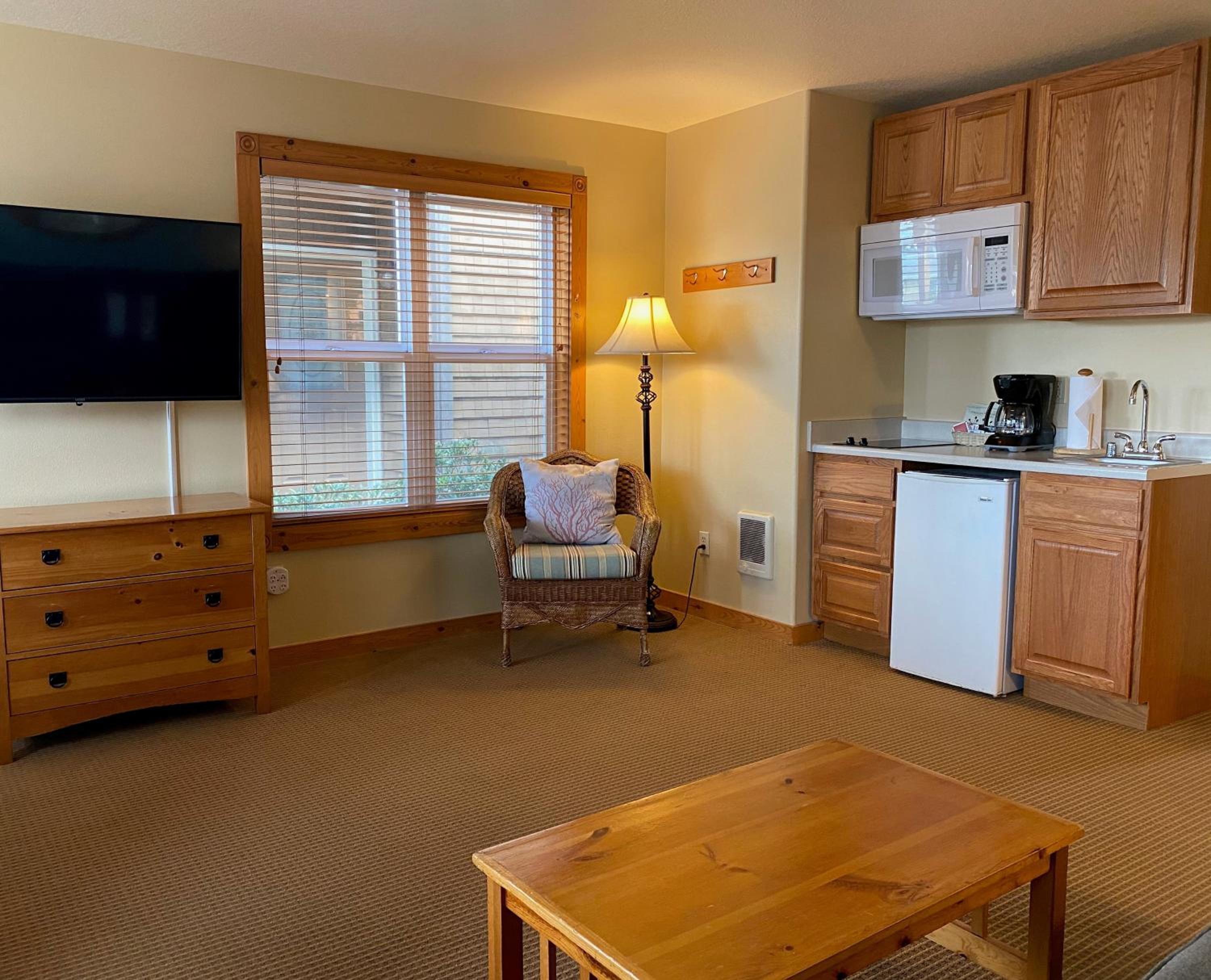 Queen Suite with Sofabed, 1st Floor, Pets Allowed photo 3