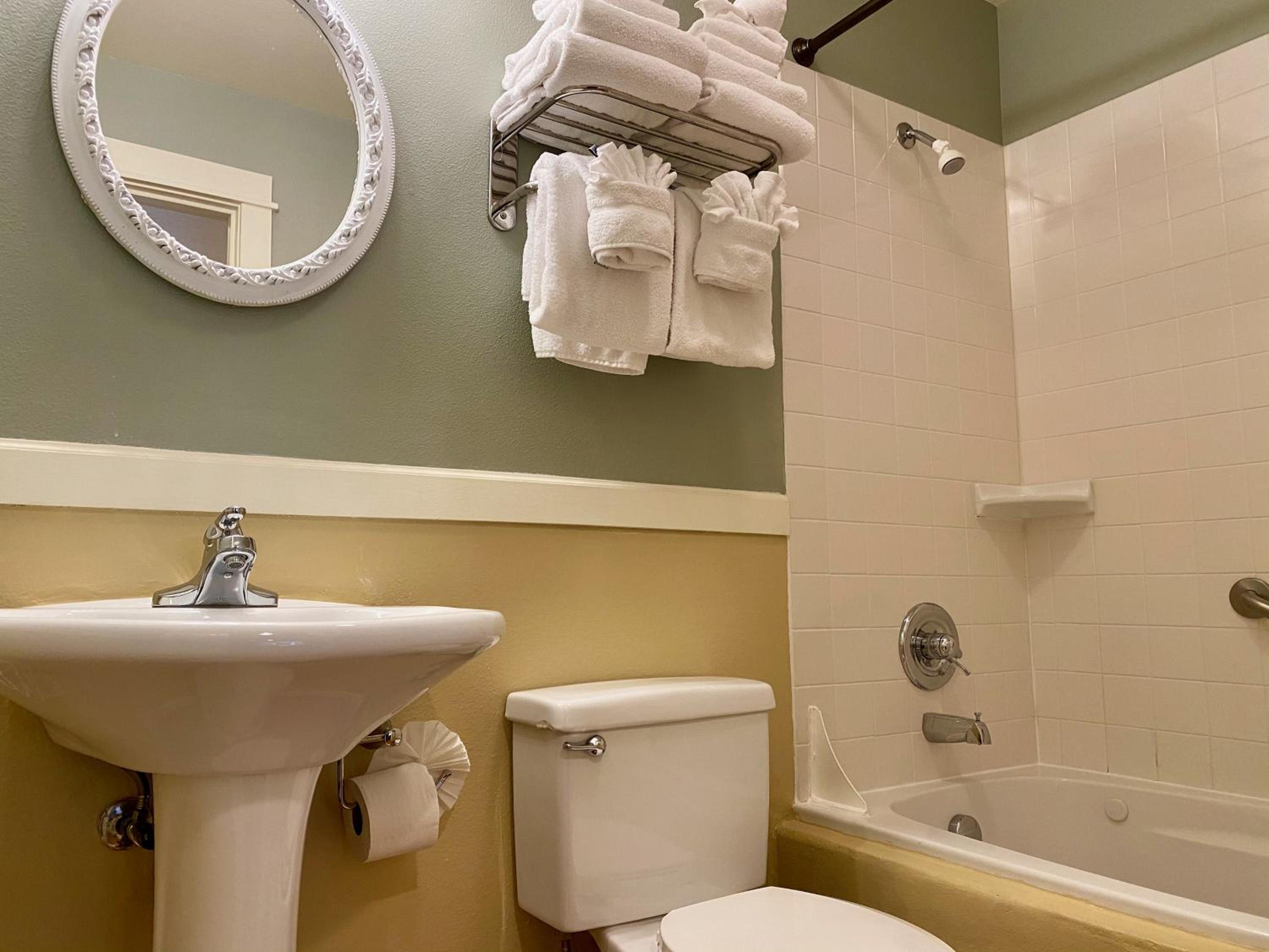 Queen Suite with Sofabed, 1st Floor, Non - Pet photo 3