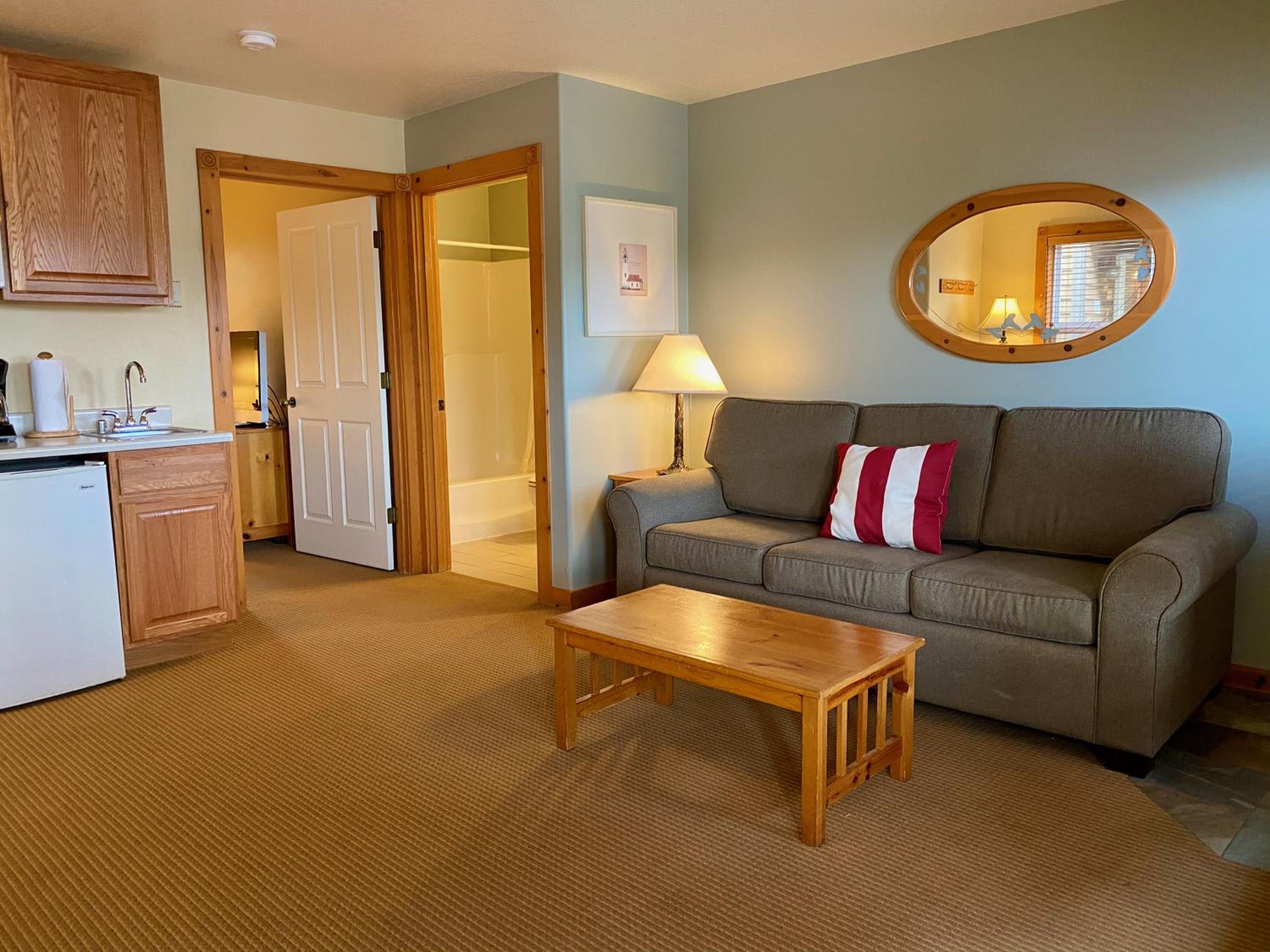 Queen Suite with Sofabed, 1st Floor, Pets Allowed photo 3
