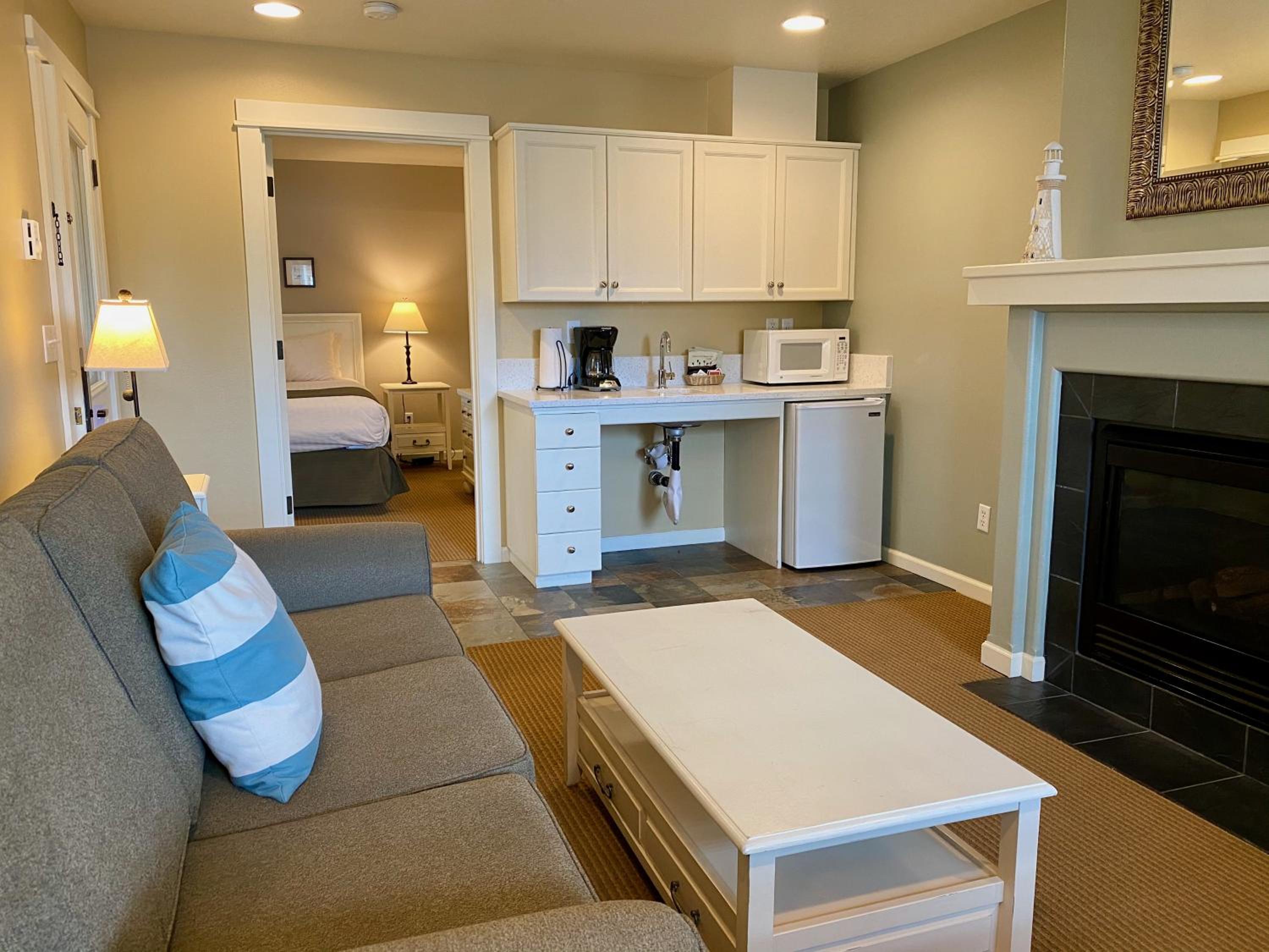 Accessible Queen Suite with Sofabed, 1st Floor, Non - Pet