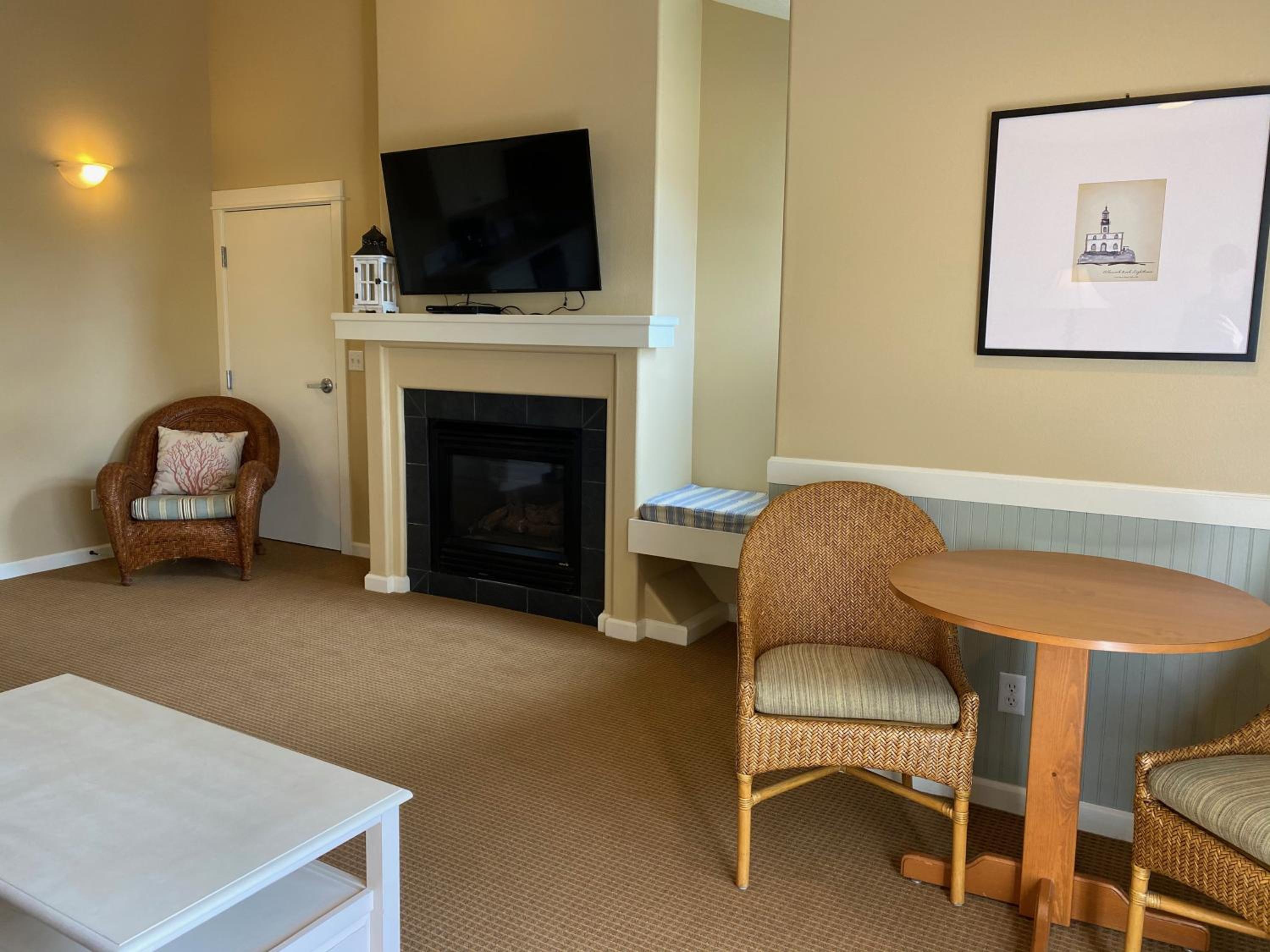 King Suite with Sofabed, 2nd Floor, Non - Pet photo 3