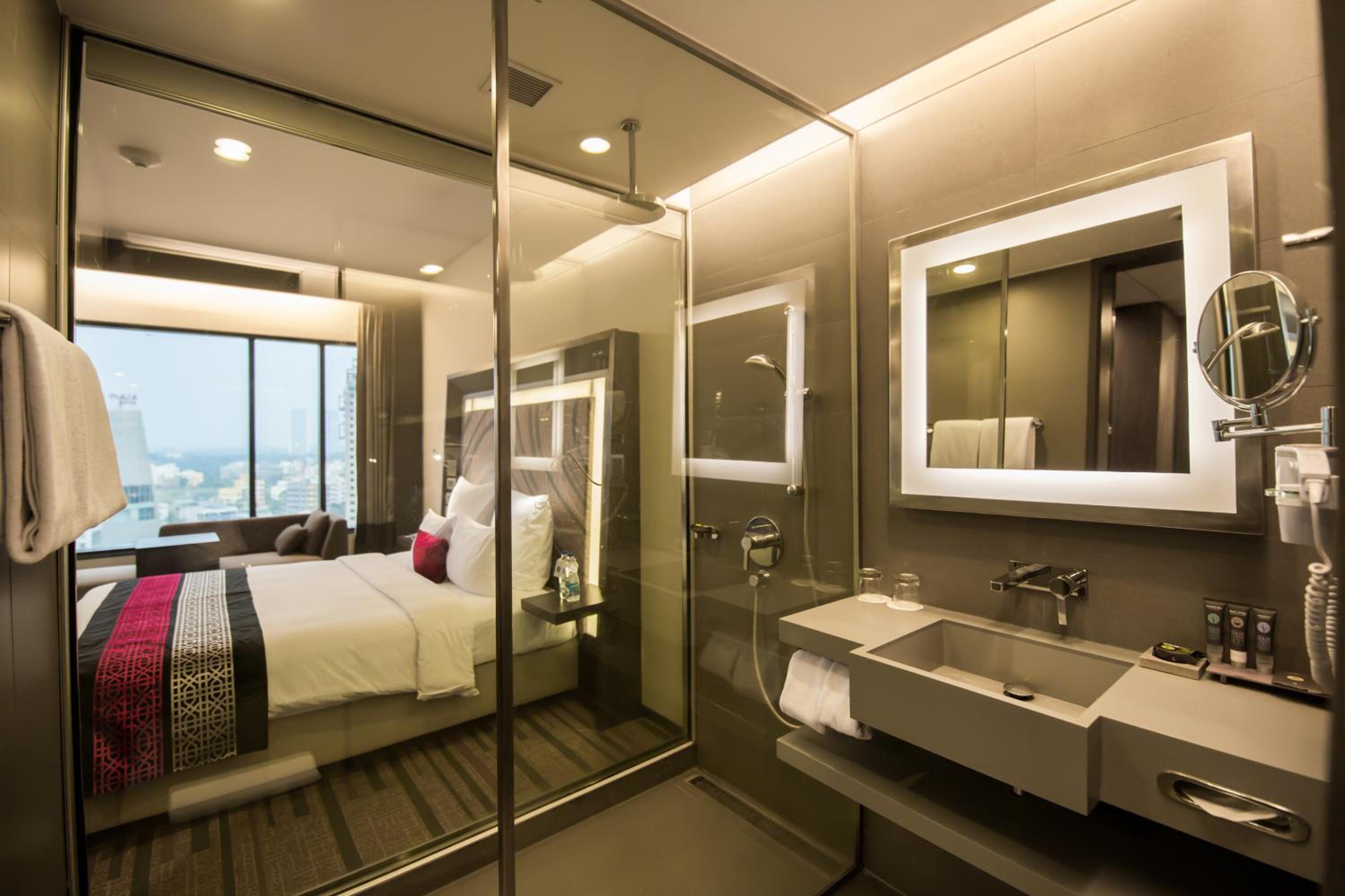 Premier King Room with Lounge Access thumbnail 5
