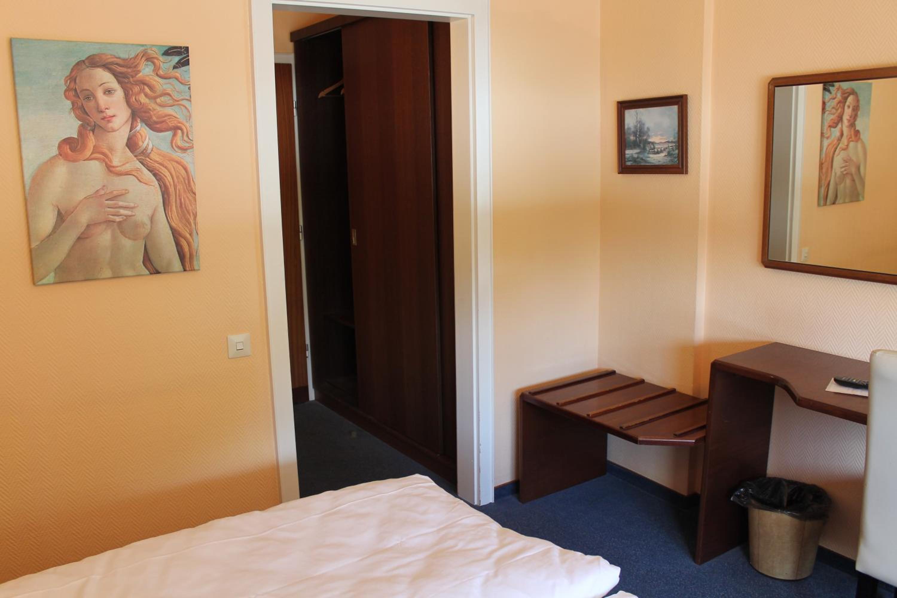 Double Room - Photo 9