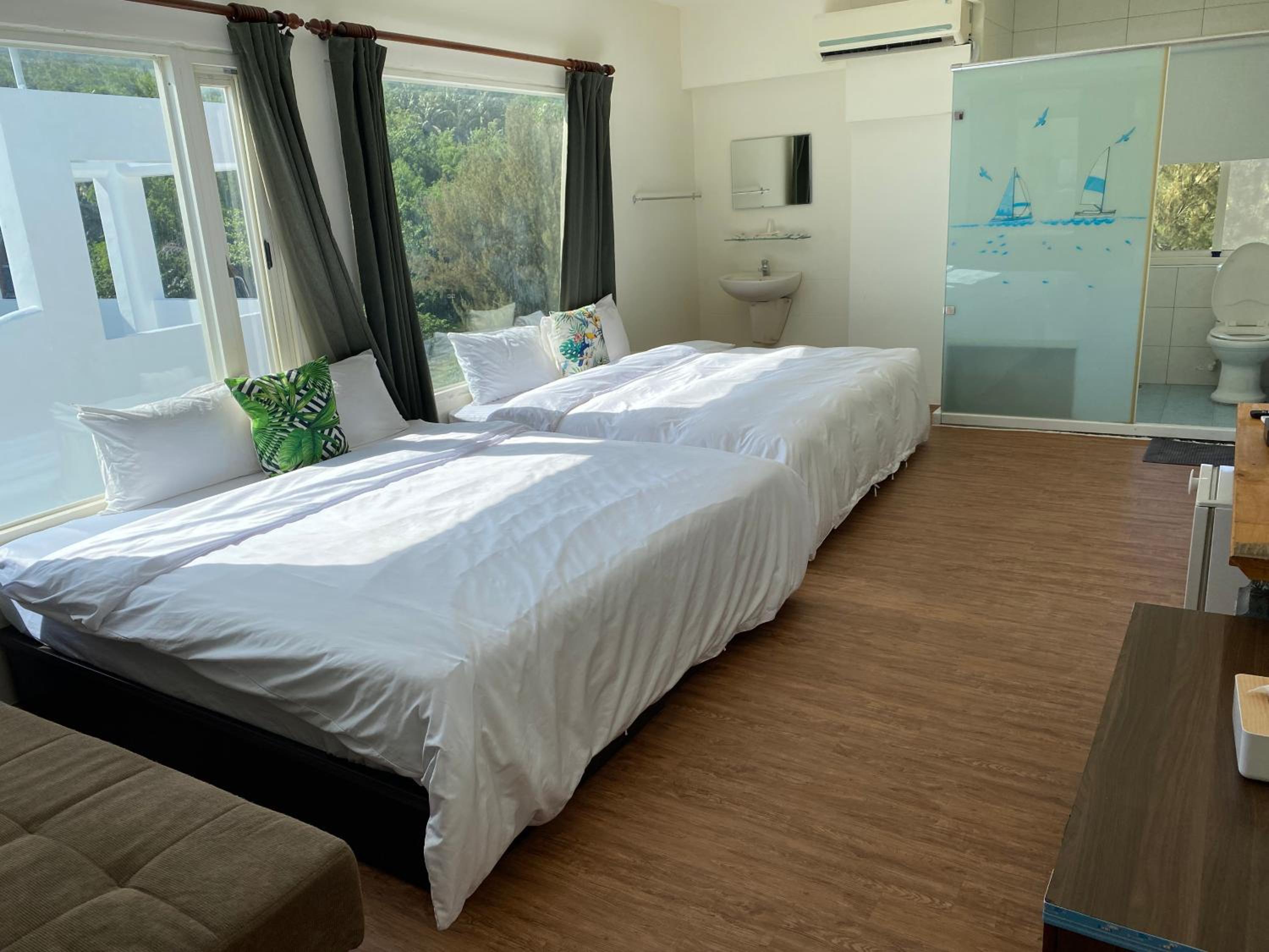 Quadruple Room with Bath photo 3