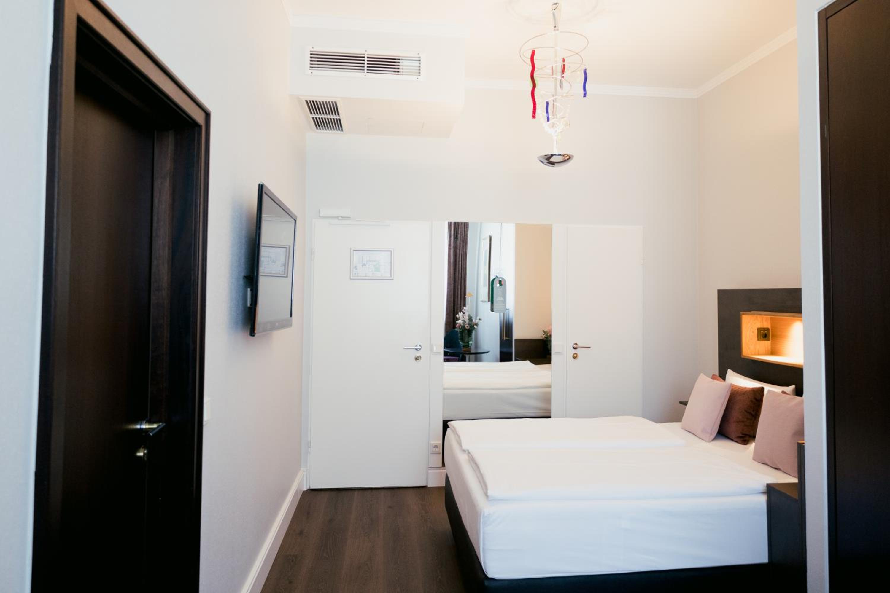 Standard Double Room (bed size 63 in) photo 3