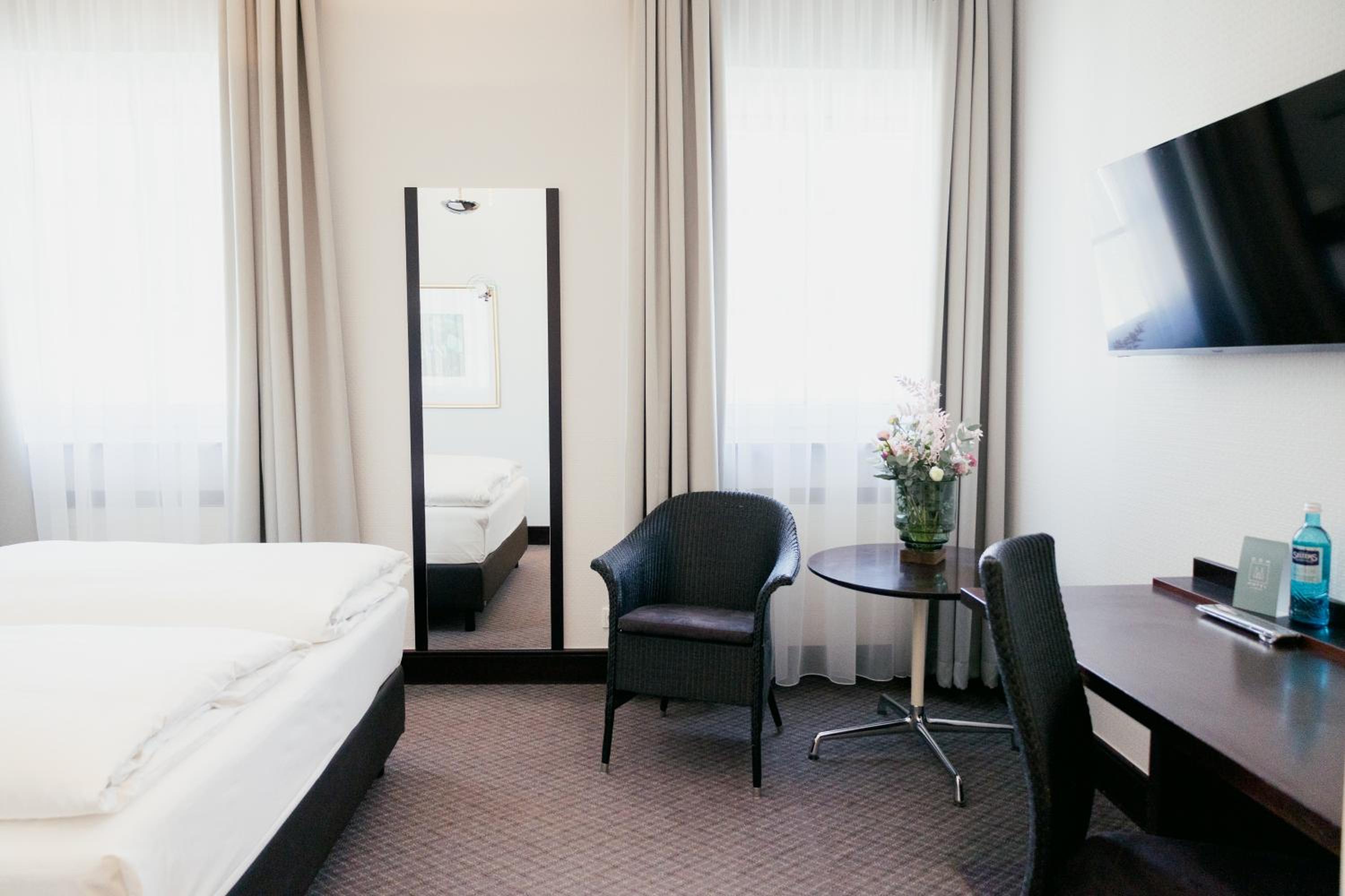 Standard Double Room (bed size 63 in) photo 2
