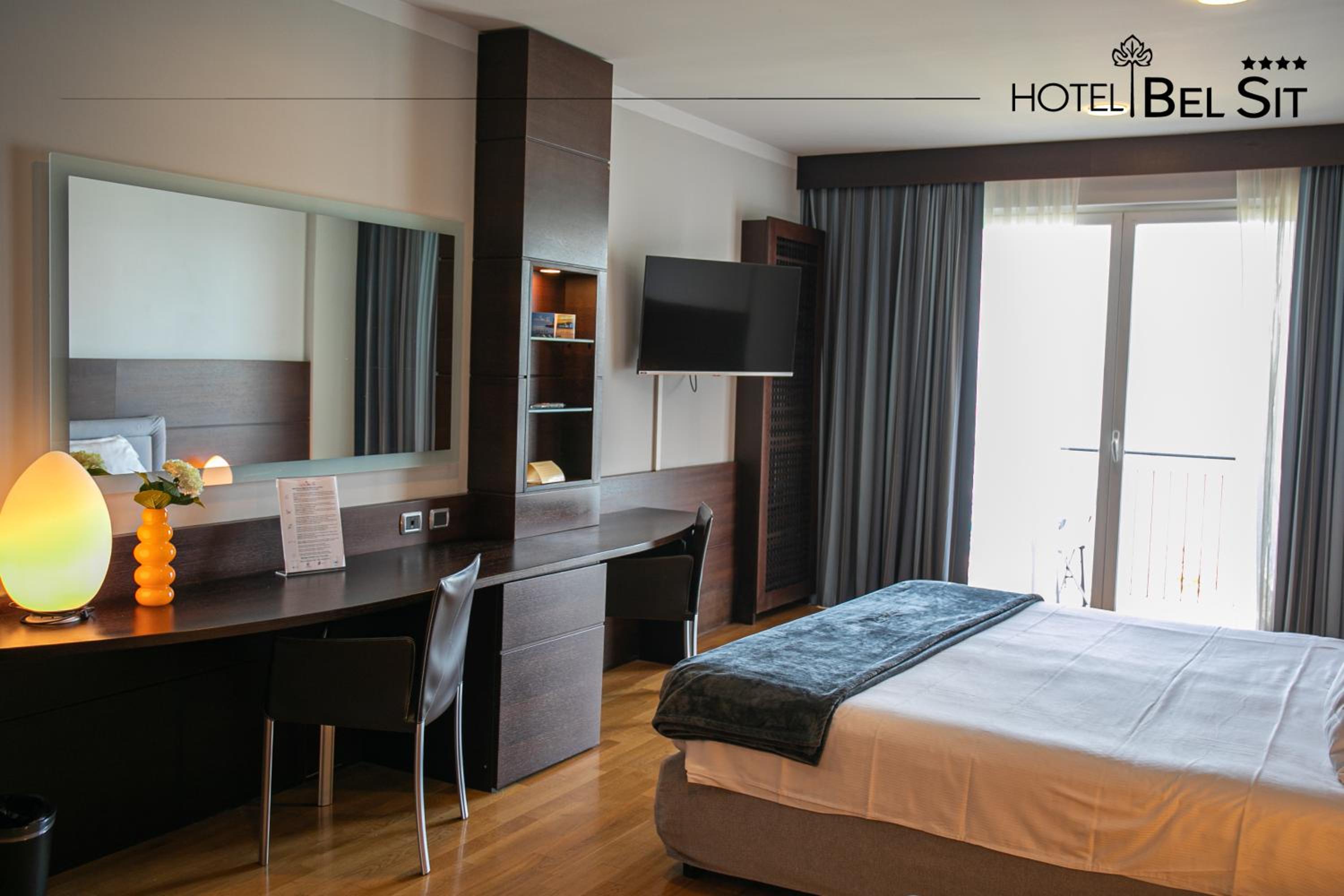 Suite with Lake View photo 2