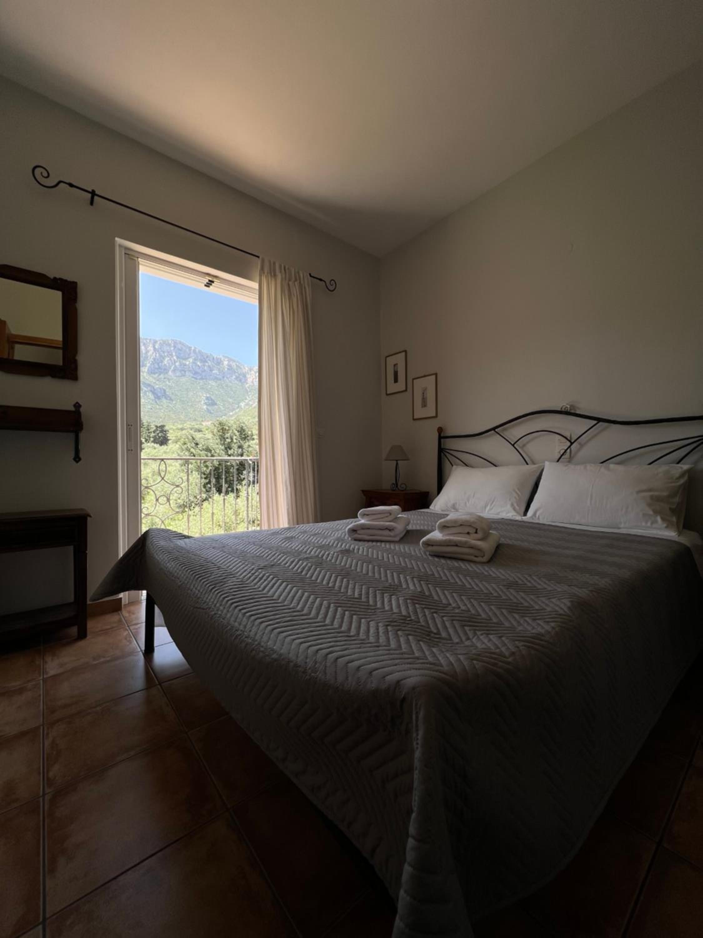 Apartment with Mountain View photo 3