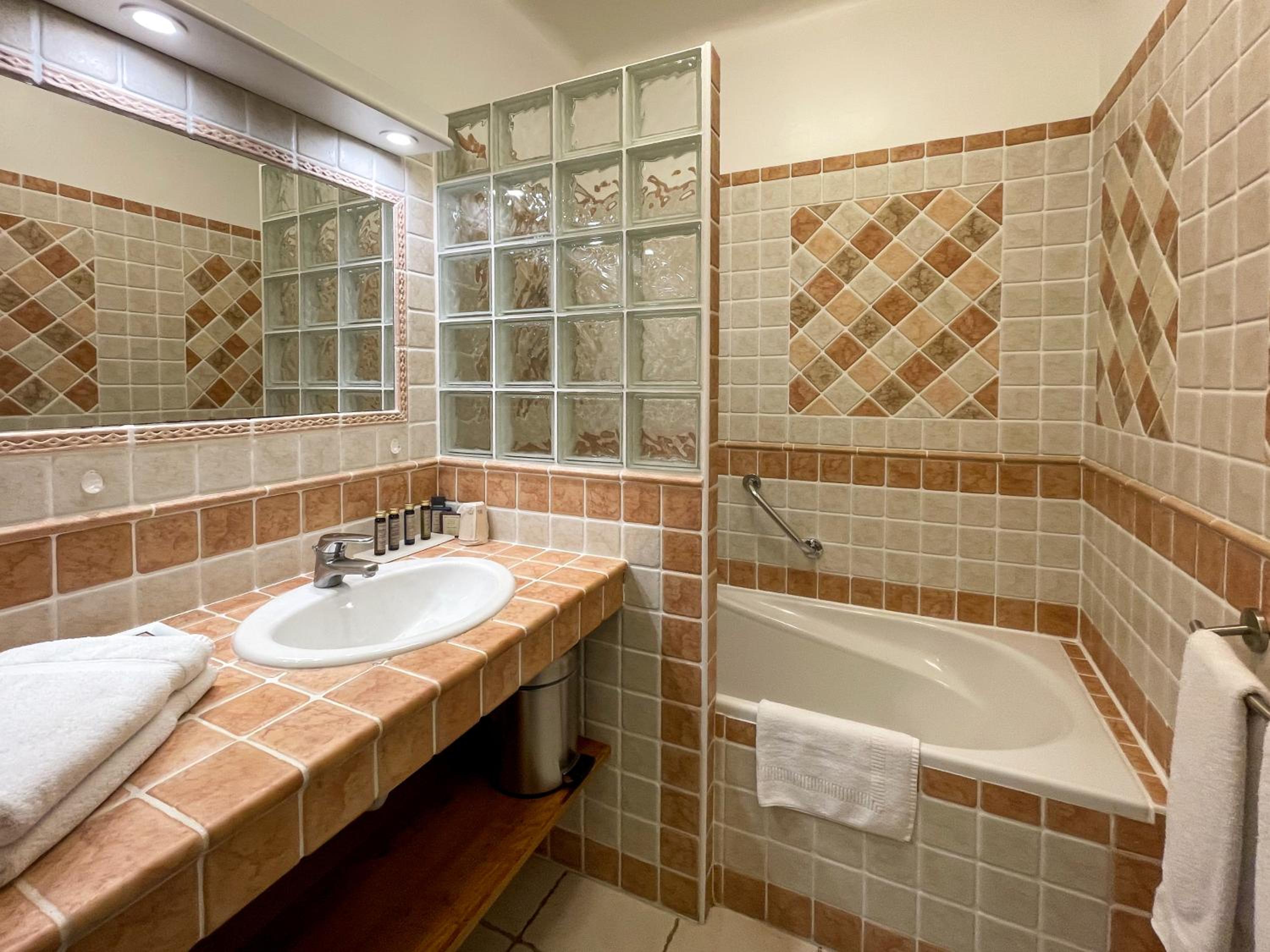 Superior Double Room with Balcony - Photo 3