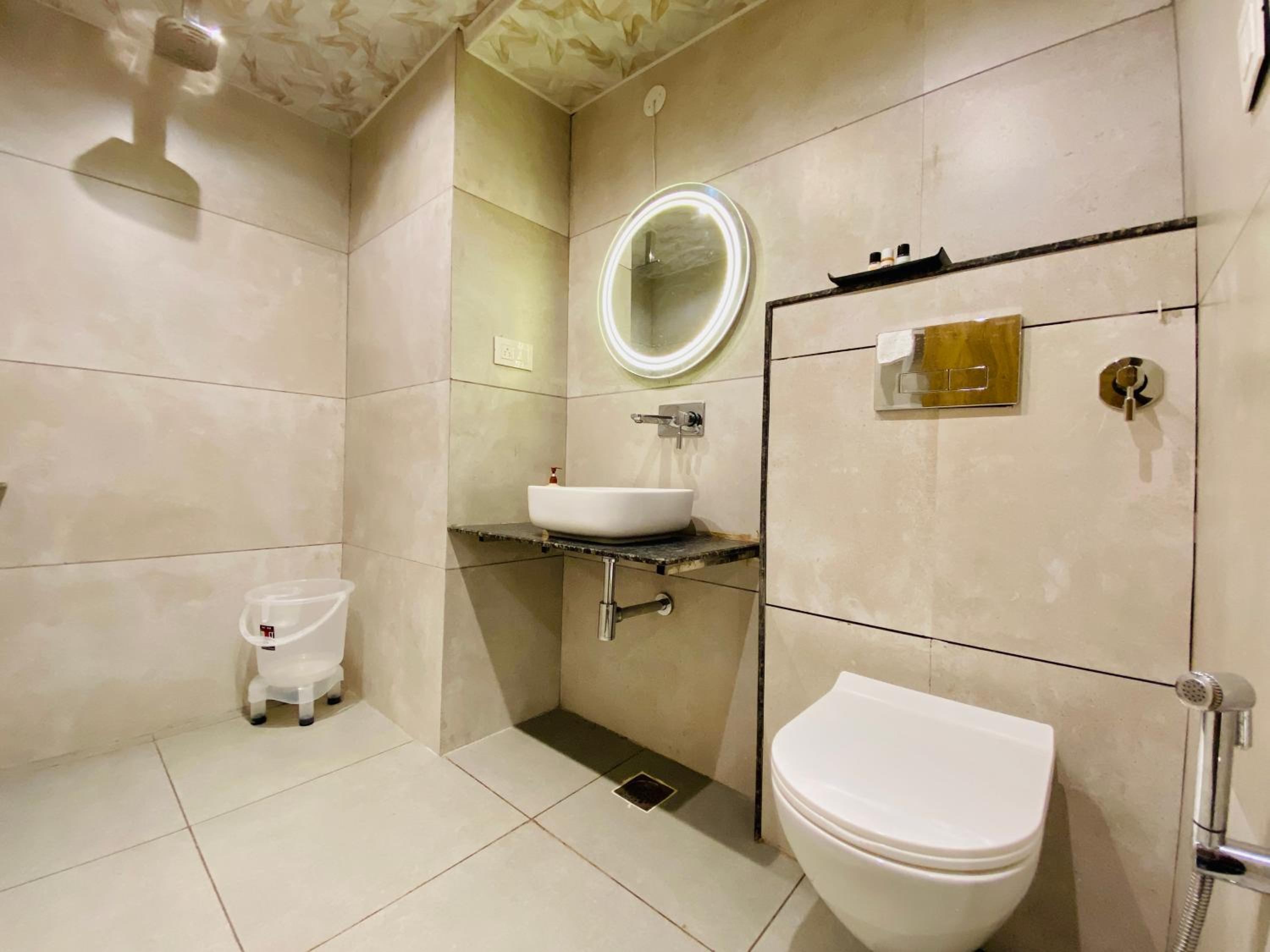 Large Double Room - Photo 11
