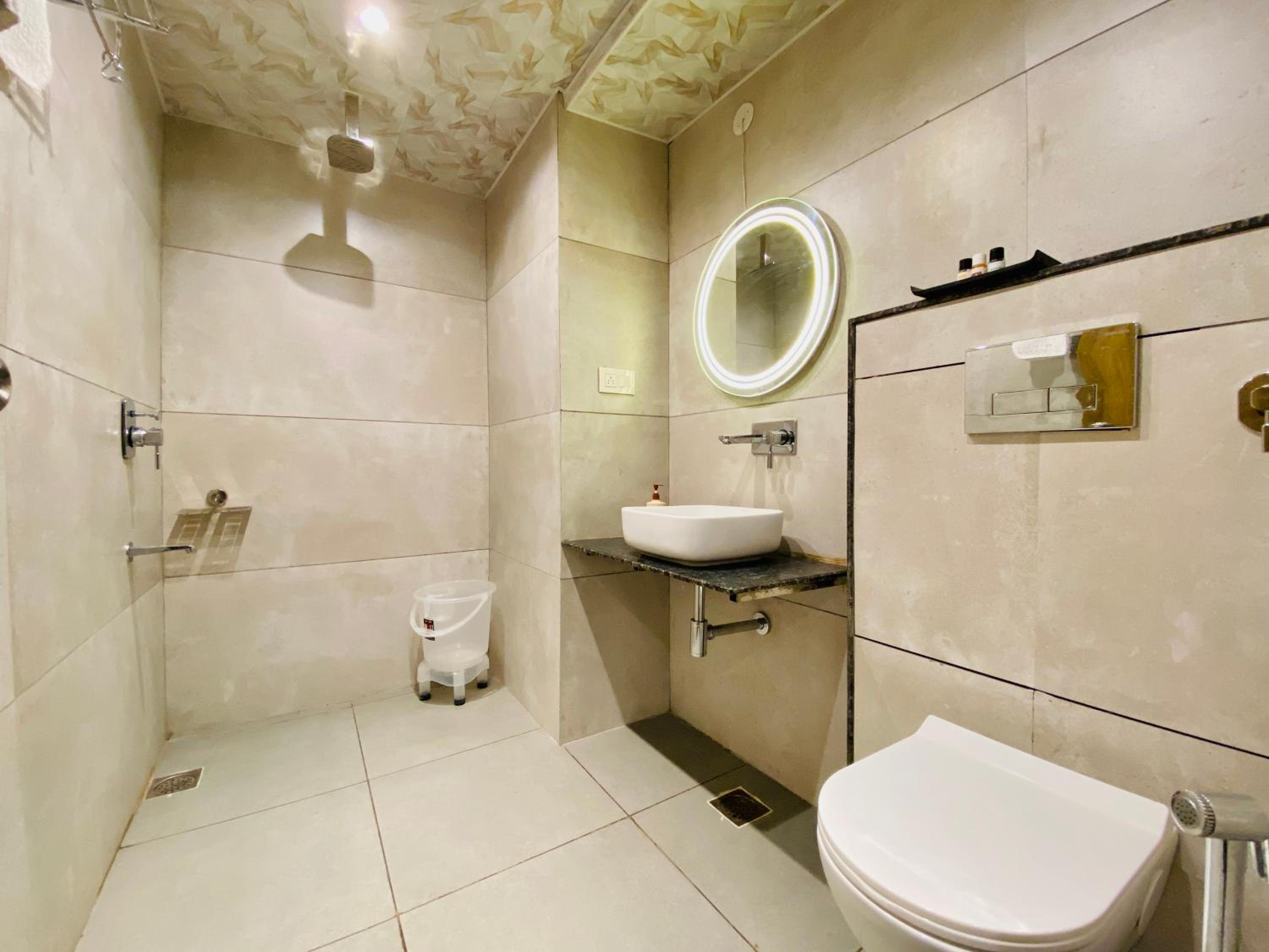 Large Double Room - Photo 12