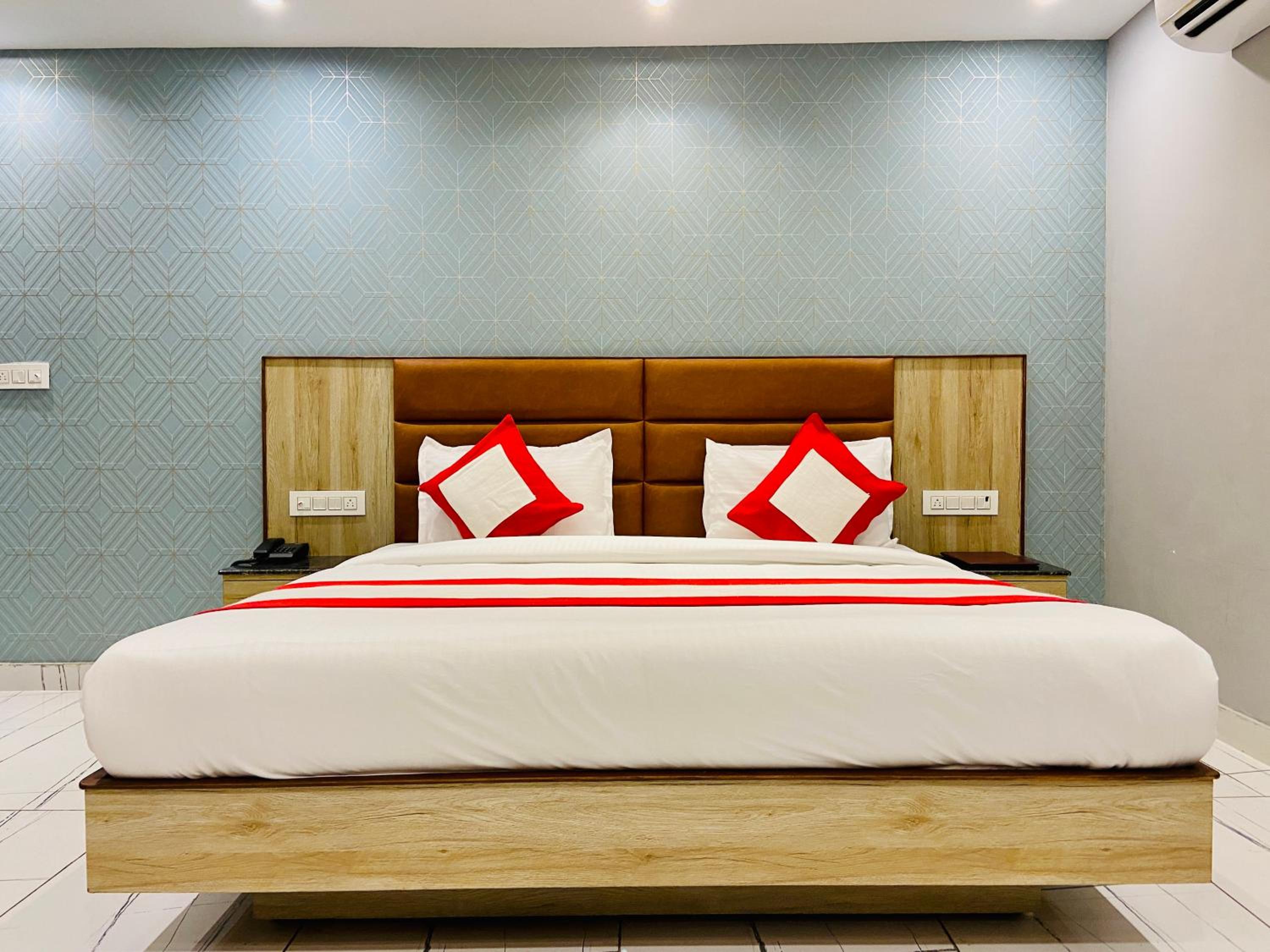 Large Double Room - Photo 6