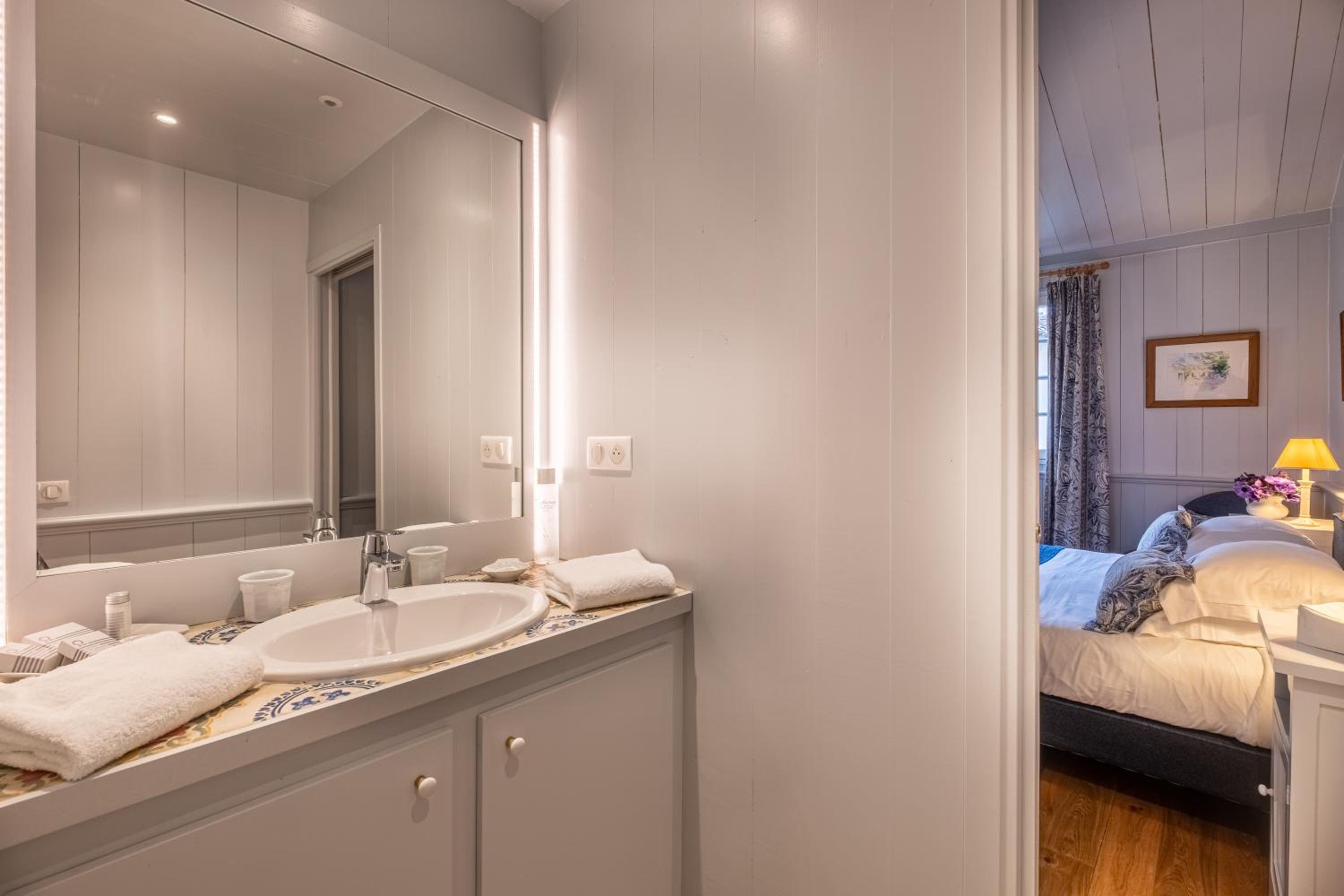 Standard Double Room - Photo 6