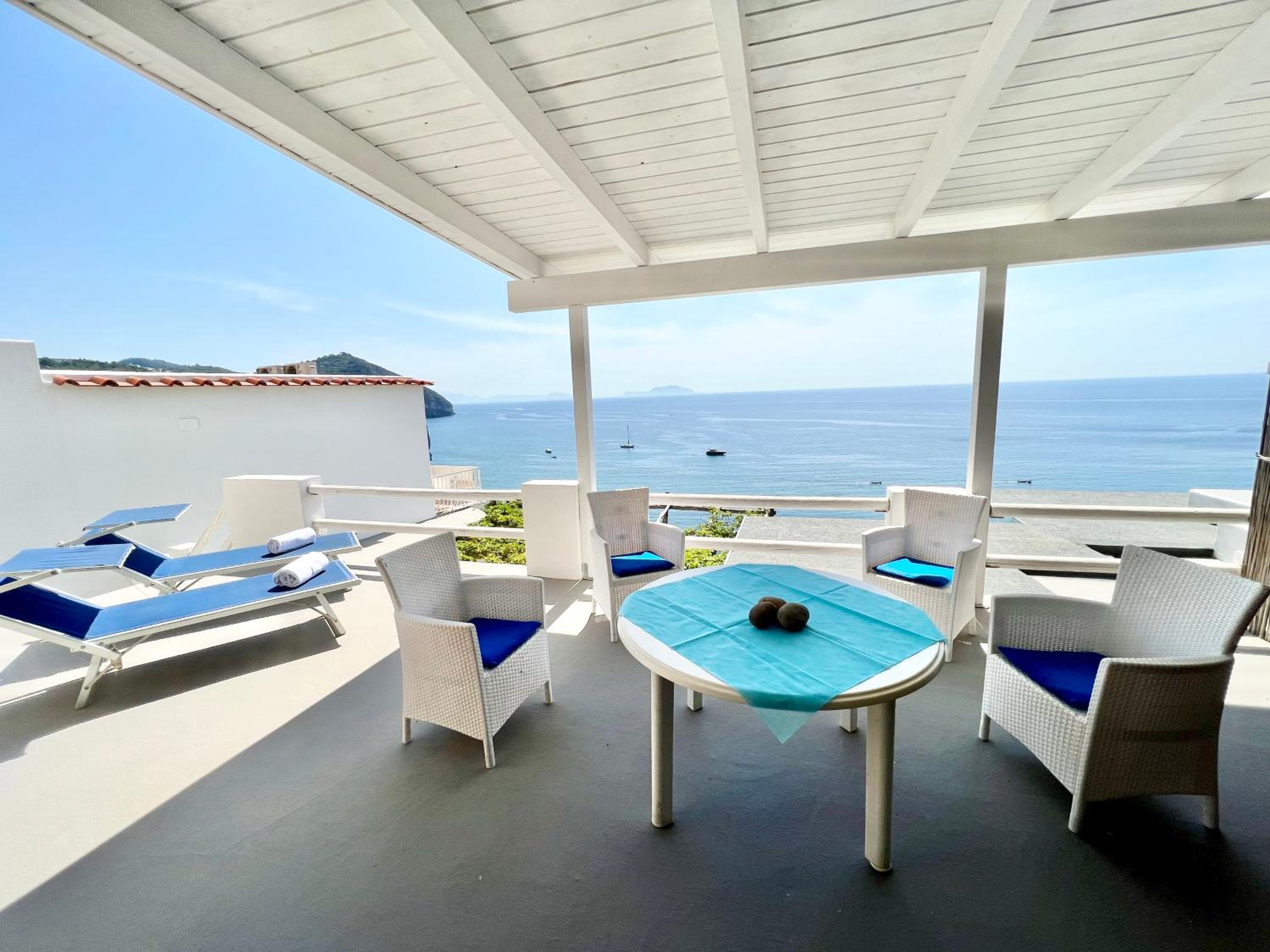 Deluxe Triple Room with Terrace and Sea View - Photo 18