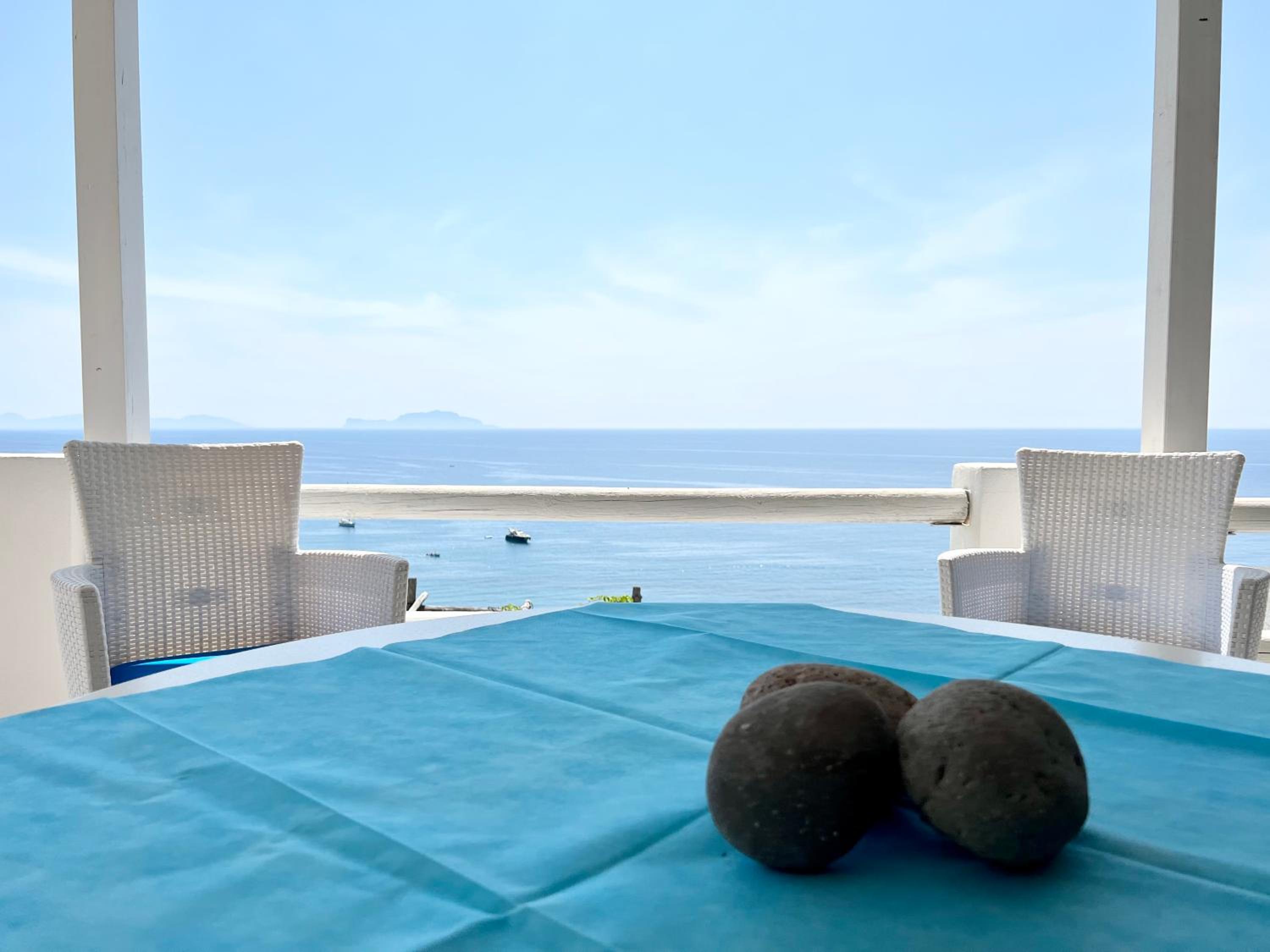 Deluxe Triple Room with Terrace and Sea View - Photo 19
