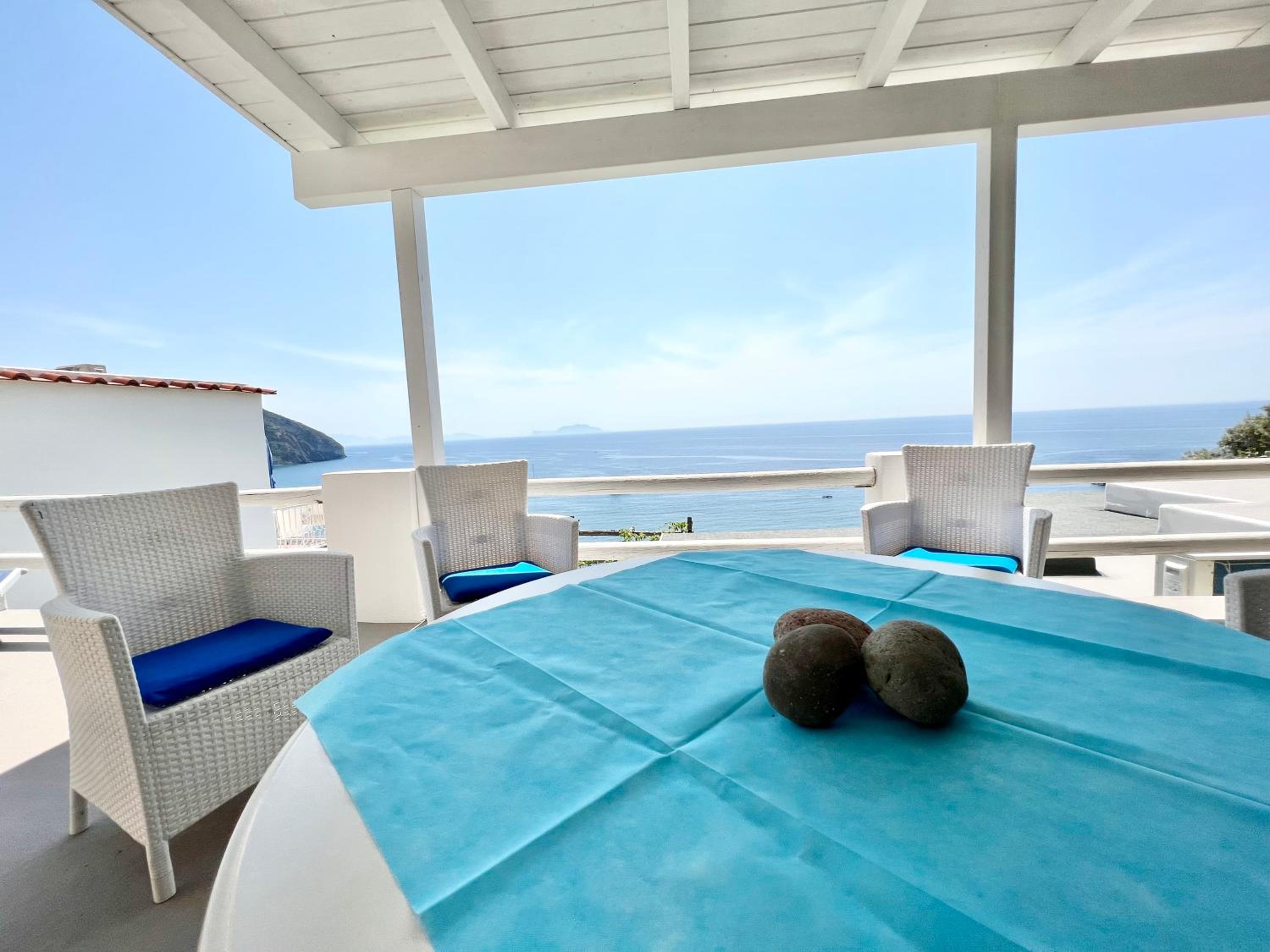 Deluxe Triple Room with Terrace and Sea View - Photo 21
