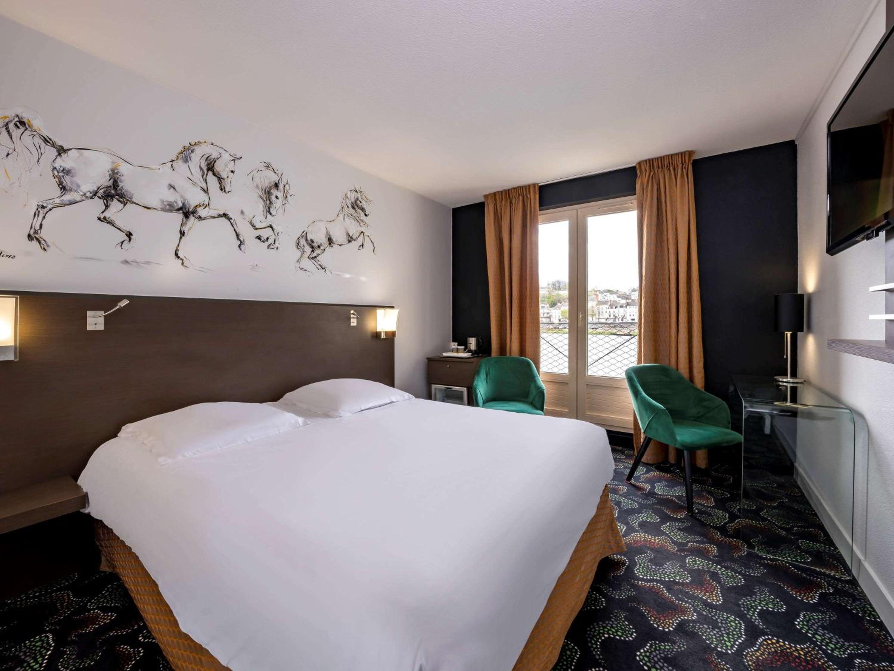 Classic Queen Room with River View - Photo 13