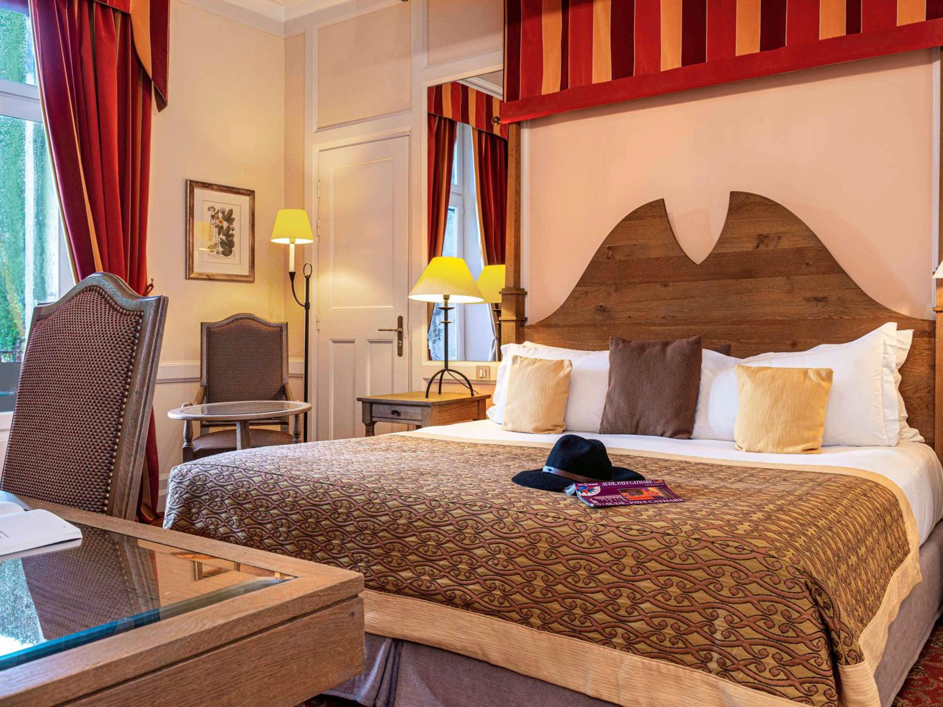 Superior King Room with Garden and Ramparts View