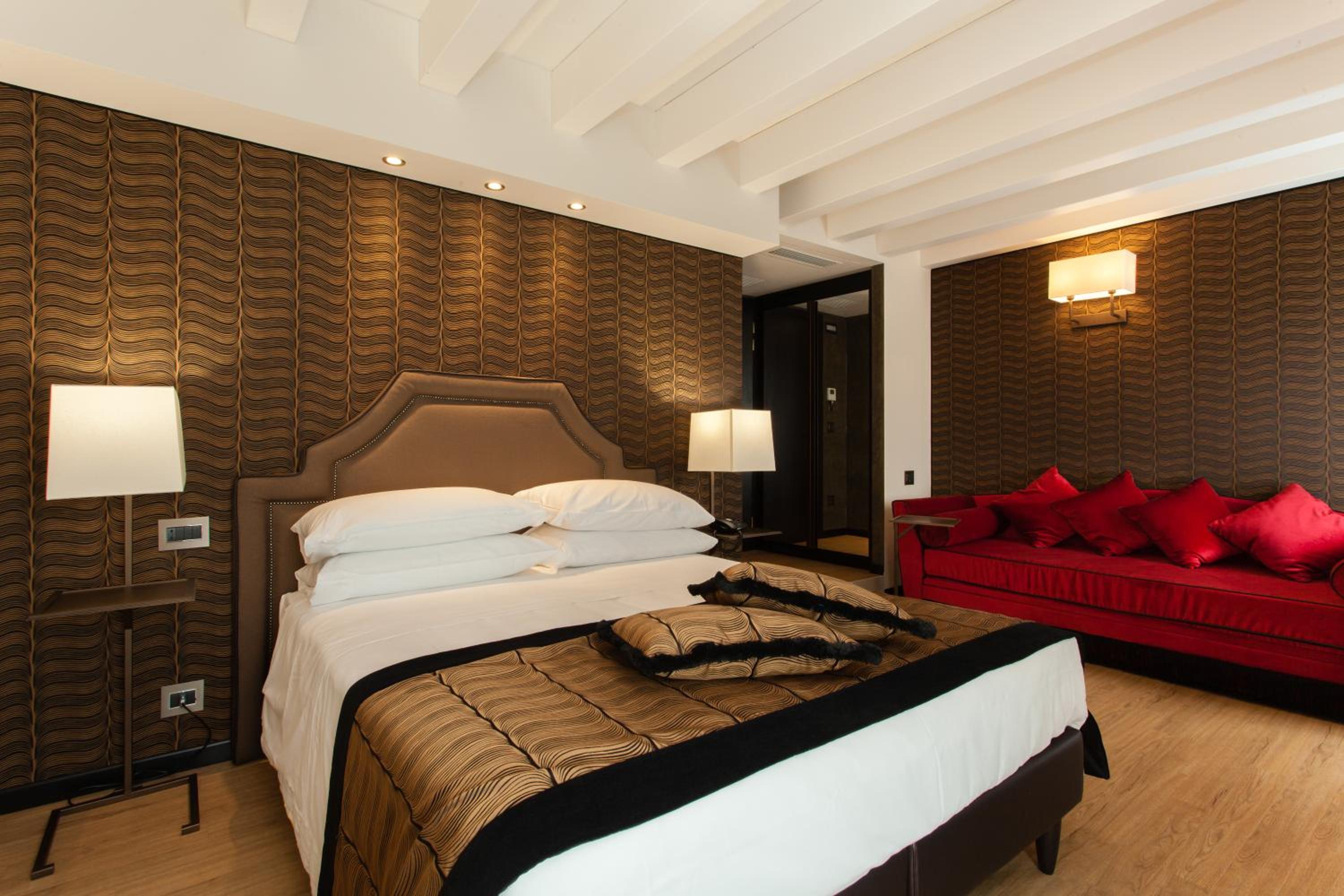 Charming Double Room with Lagoon View thumbnail 5