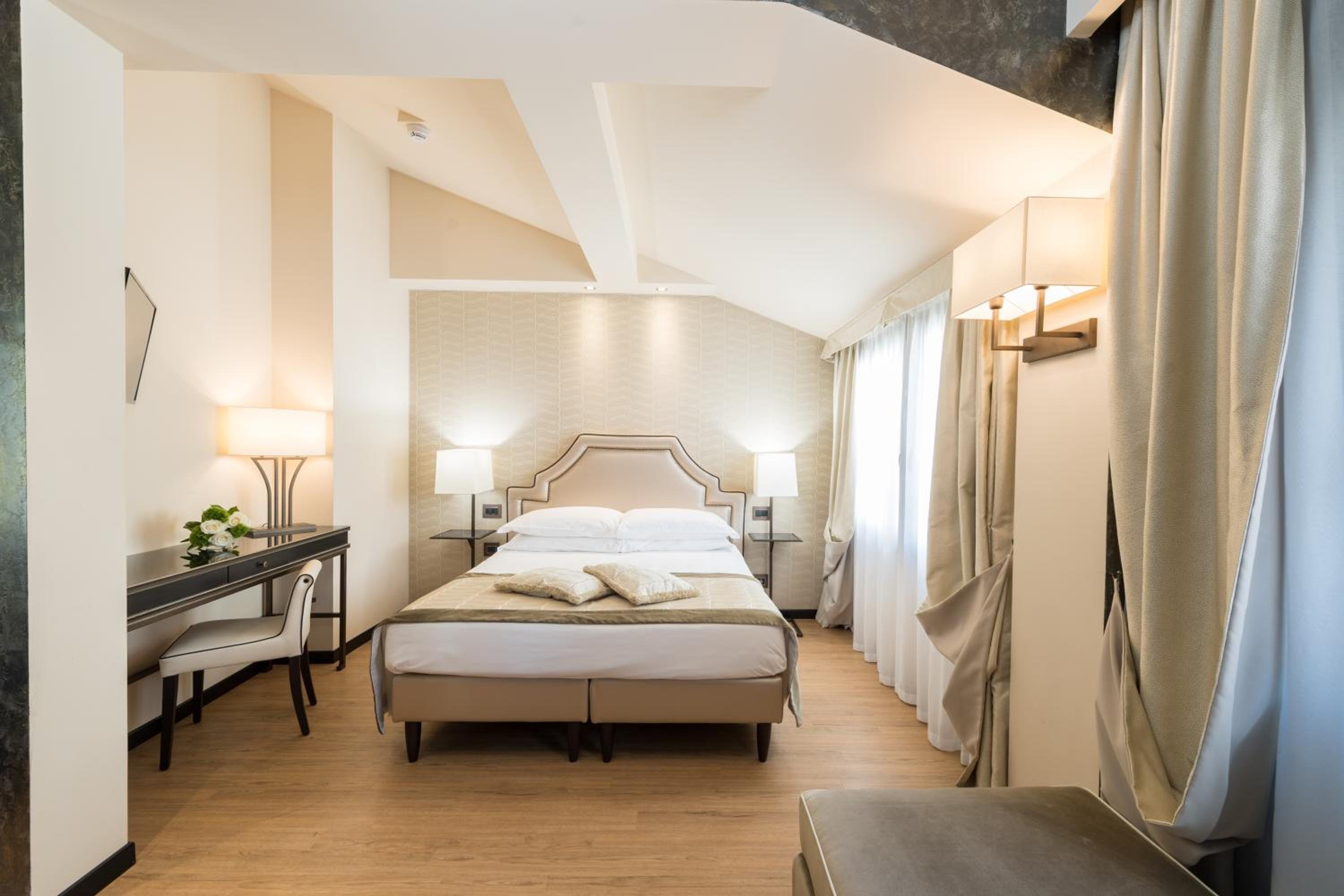 Charming Triple Room with Street View