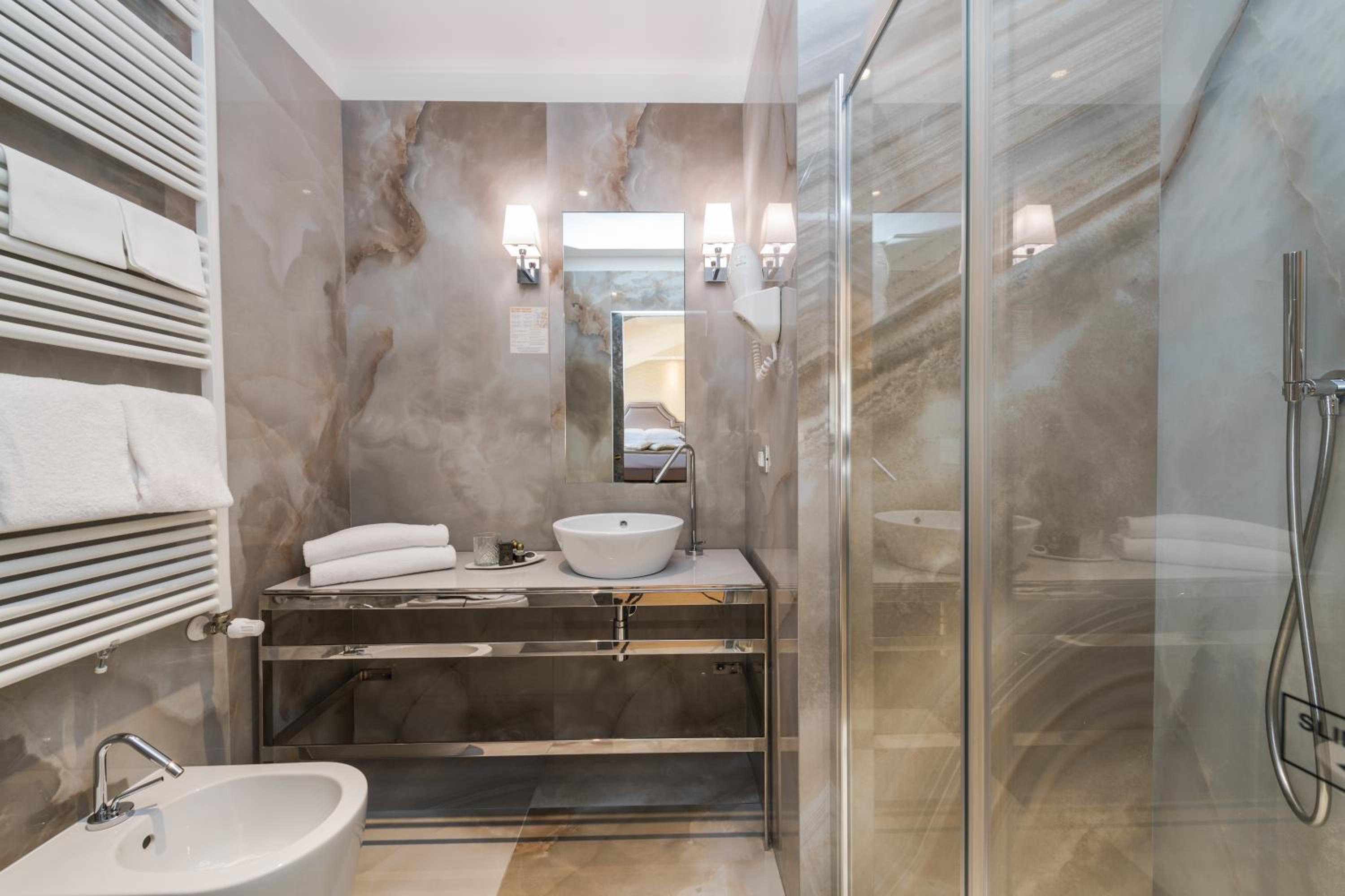 Charming Triple Room with Street View