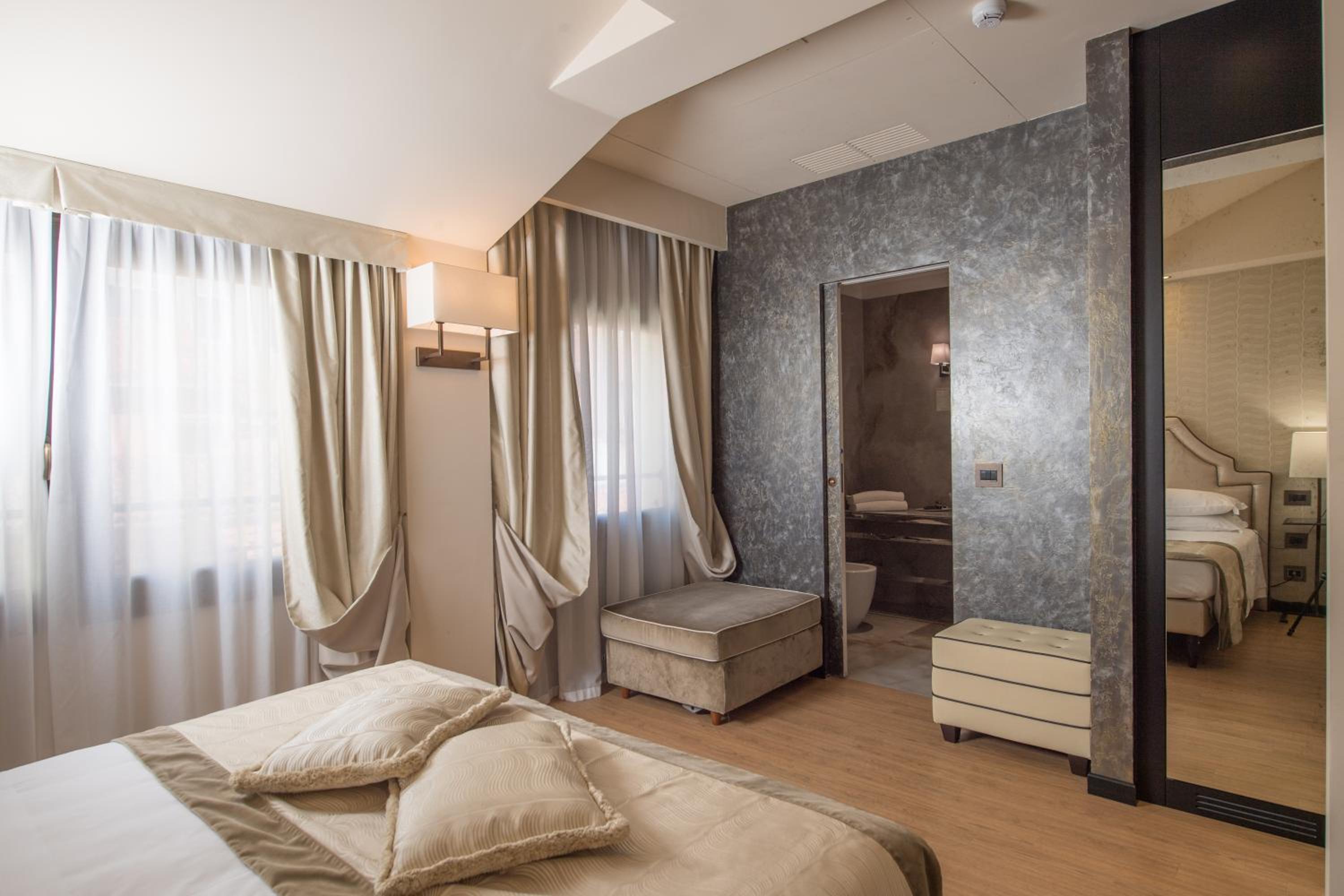 Charming Triple Room with Street View