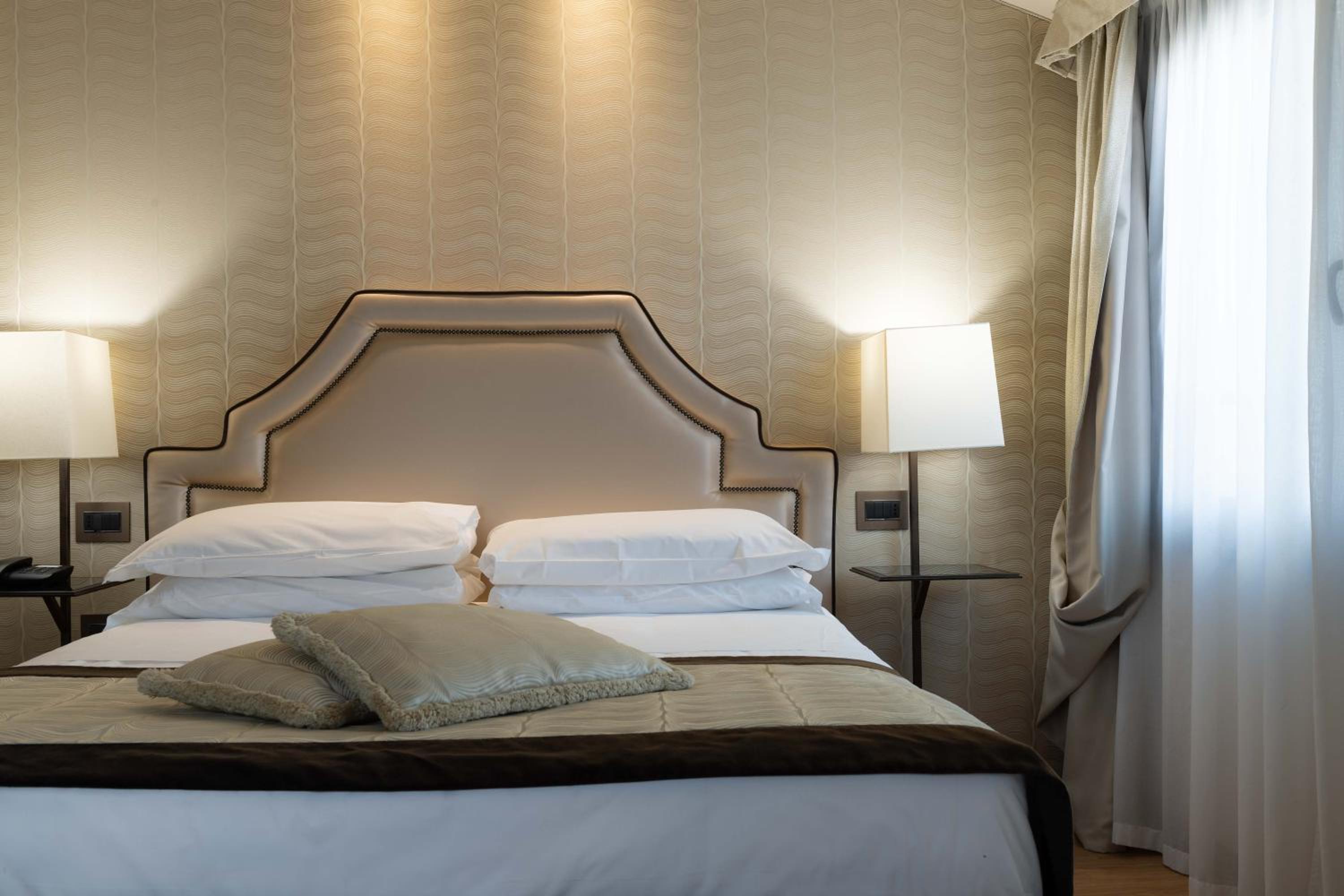 Charming Double Room with Street View thumbnail 5
