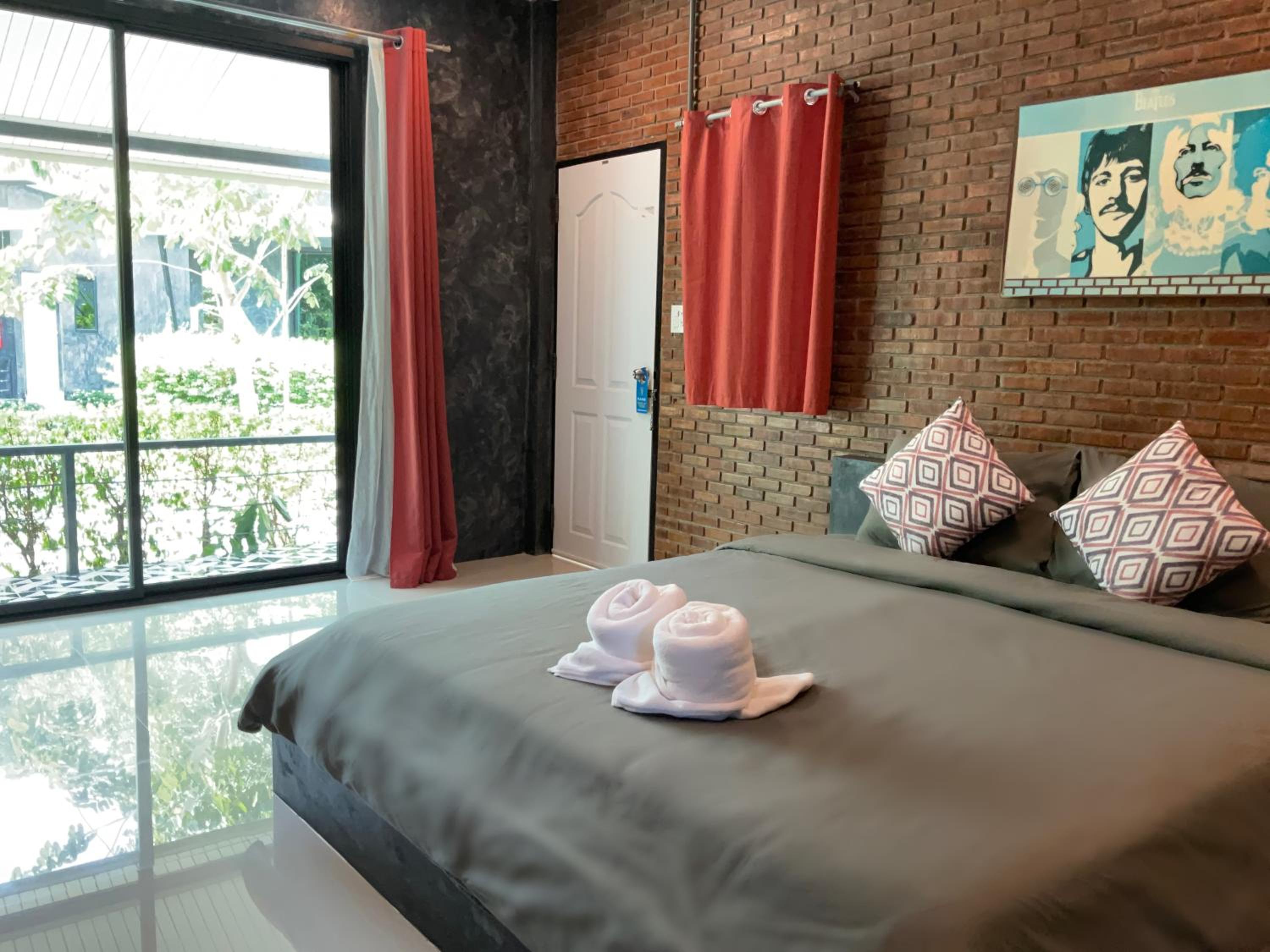 Deluxe Double Room - Photo 11