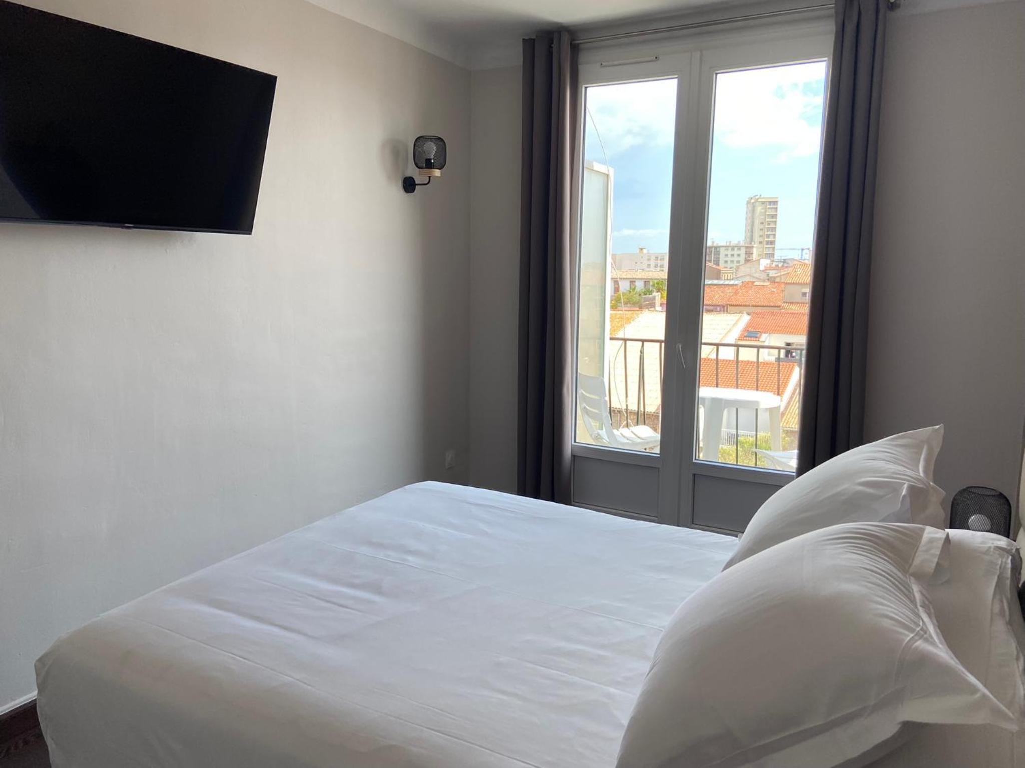 Double Room with Balcony - Photo 5