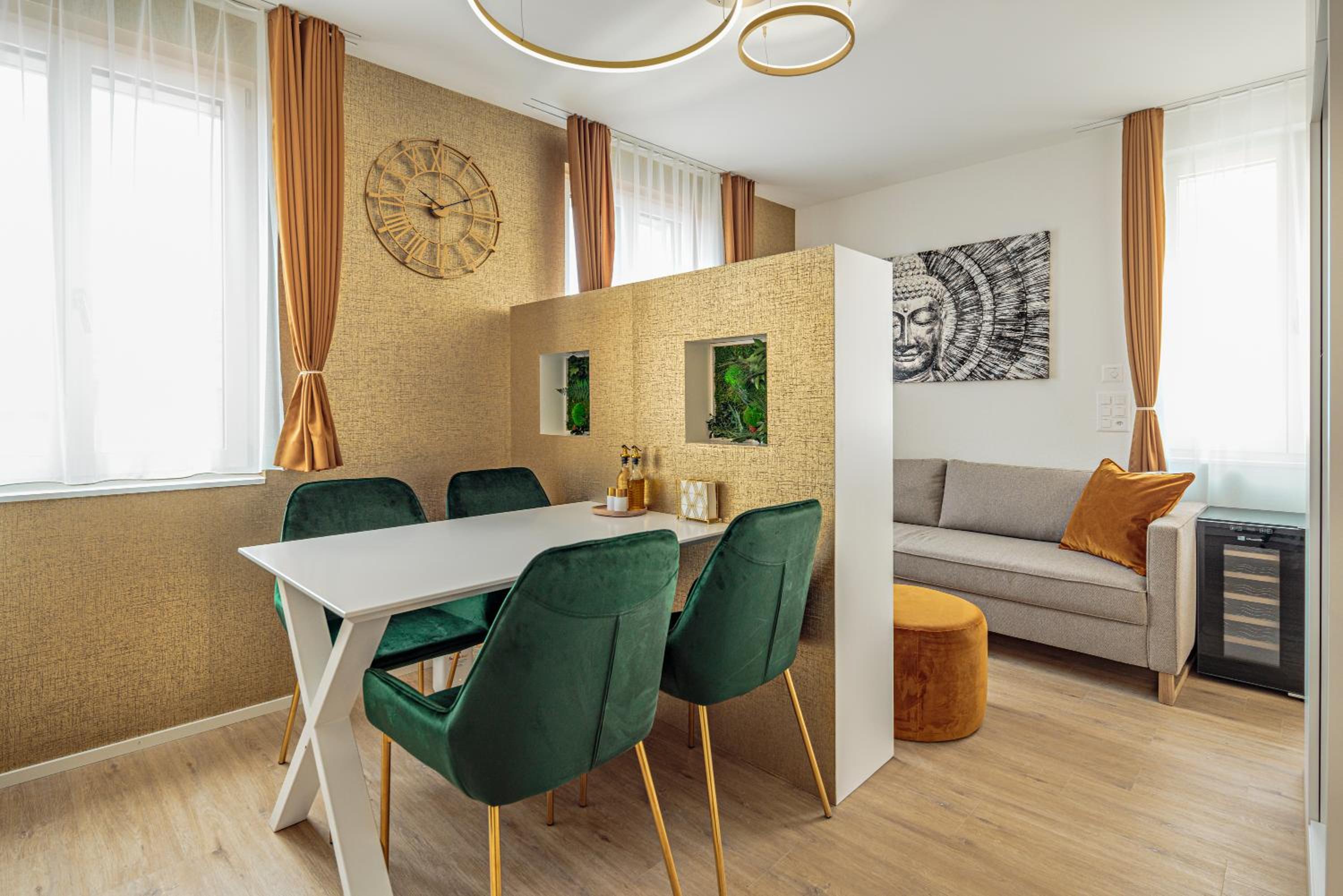 Deluxe King Suite - Photo 10
