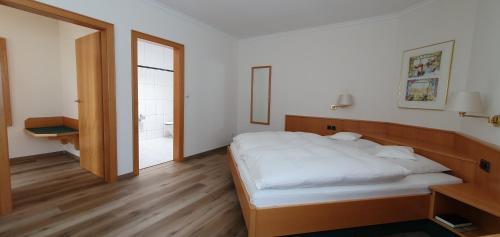Double Room with Spa Bath photo 3