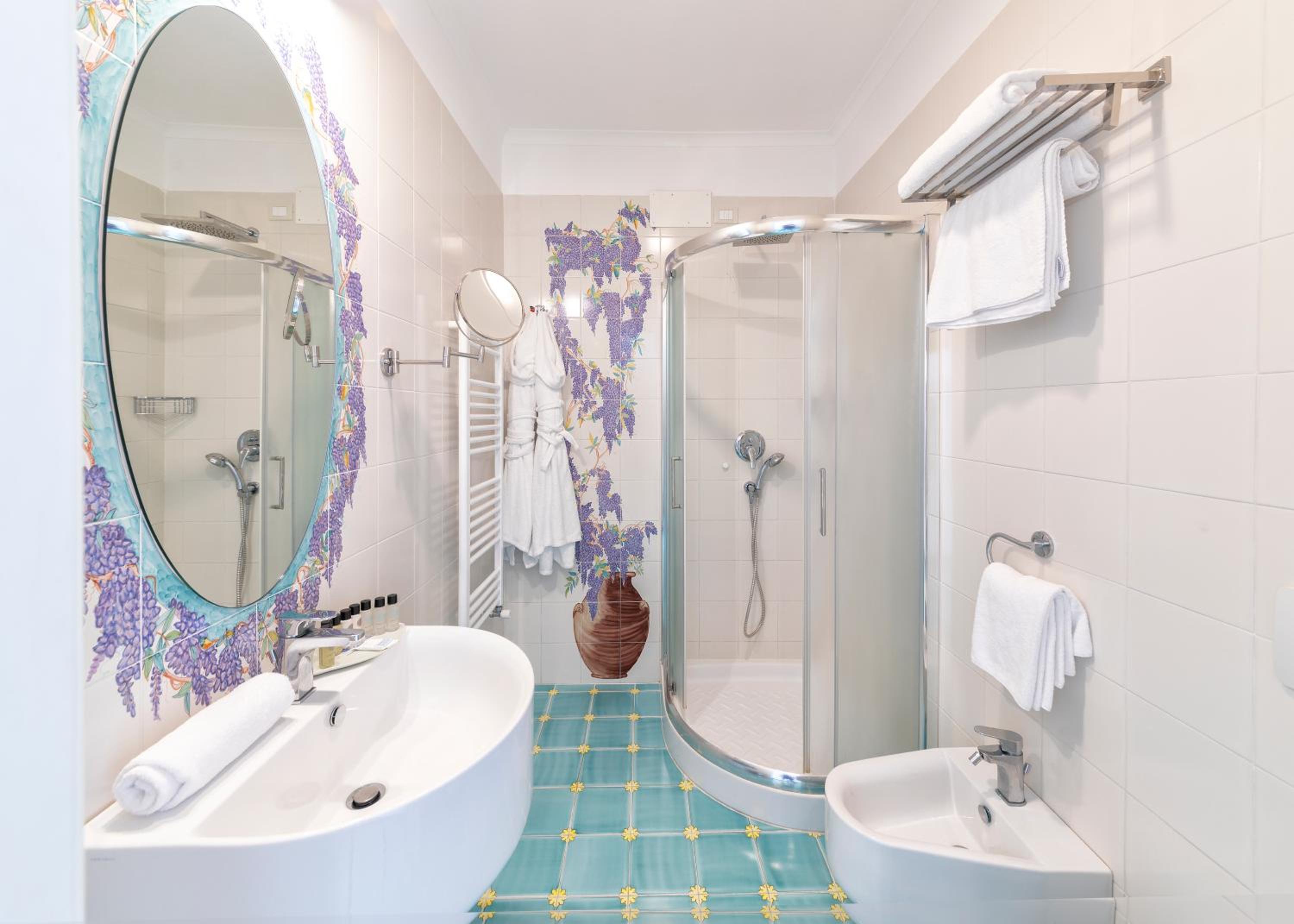 Classic Double or Twin Room with Sea View - Photo 4