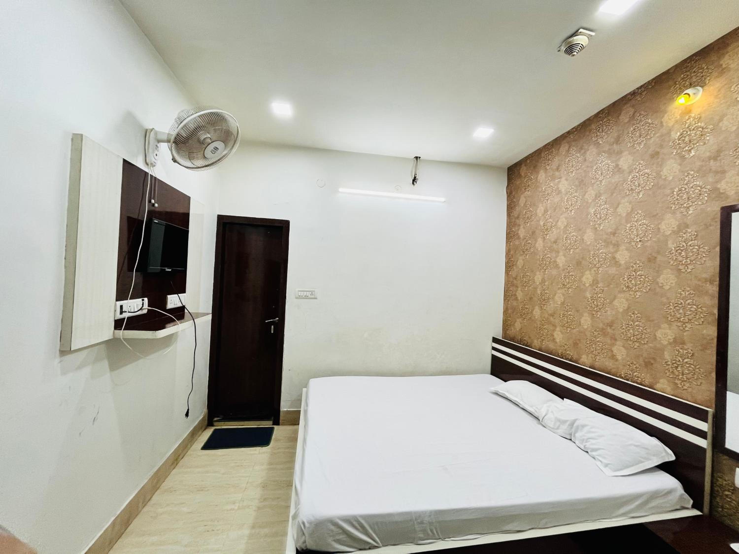 Deluxe Double Room - Photo 21