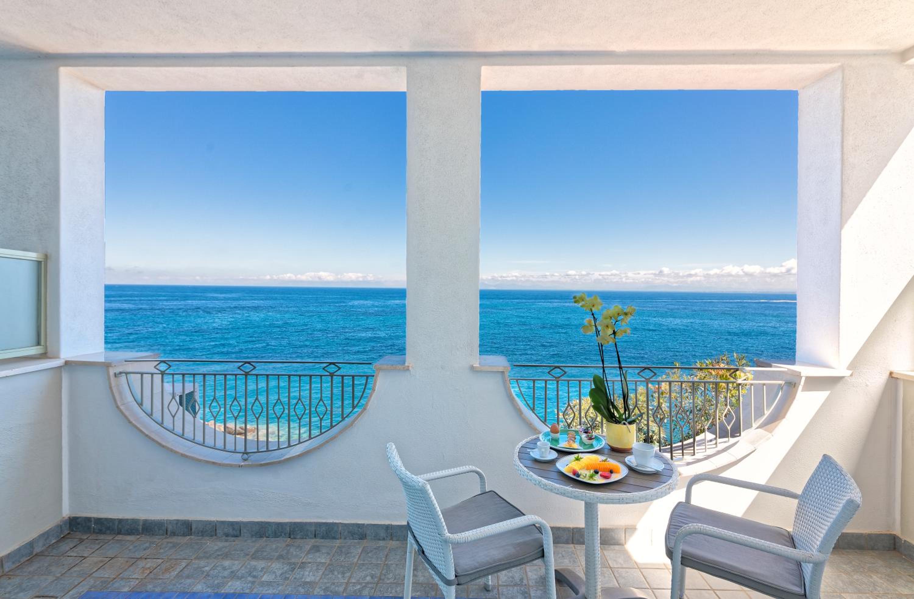 Classic Double or Twin Room with Sea View - Photo 9