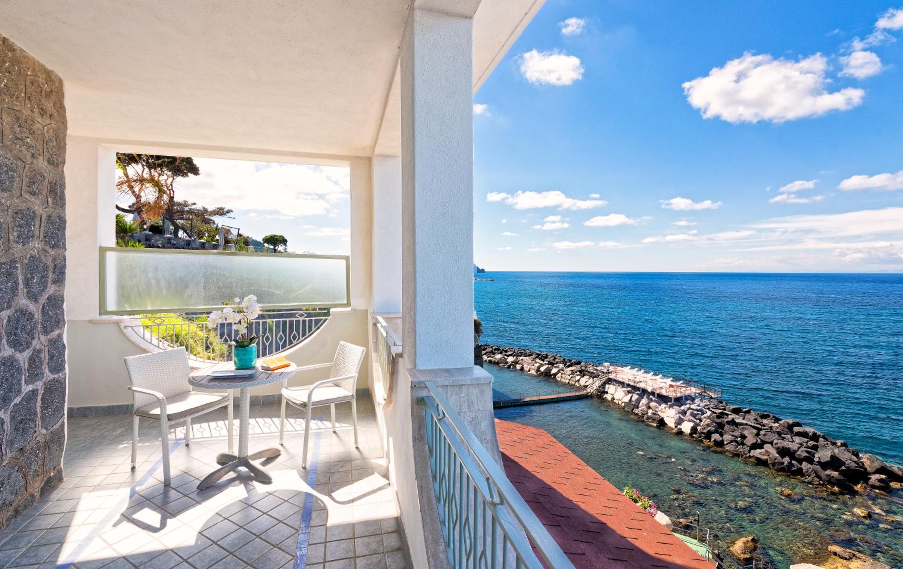 Classic Double or Twin Room with Sea View - Photo 10