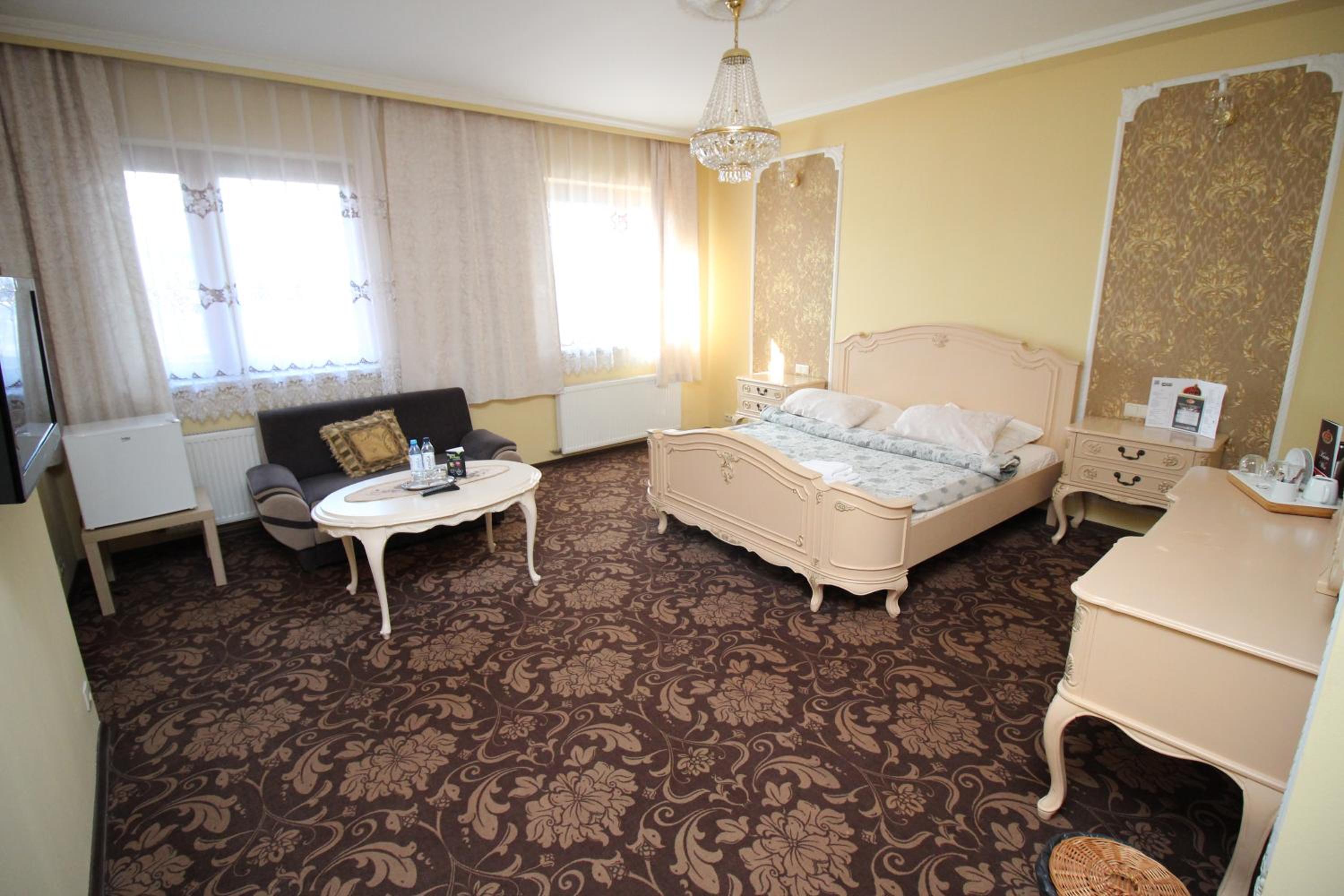 Suite - Photo 1