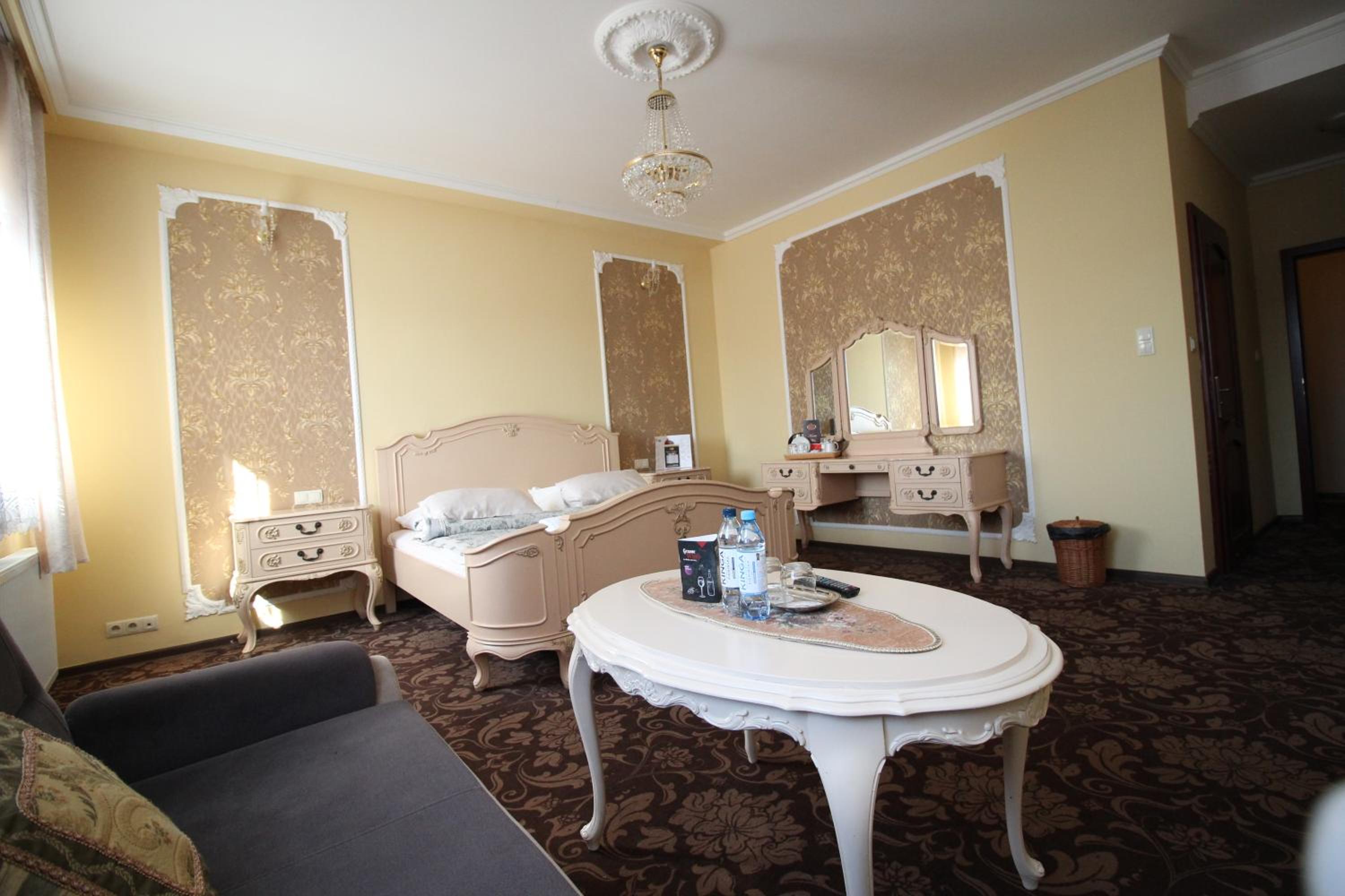 Suite - Photo 14