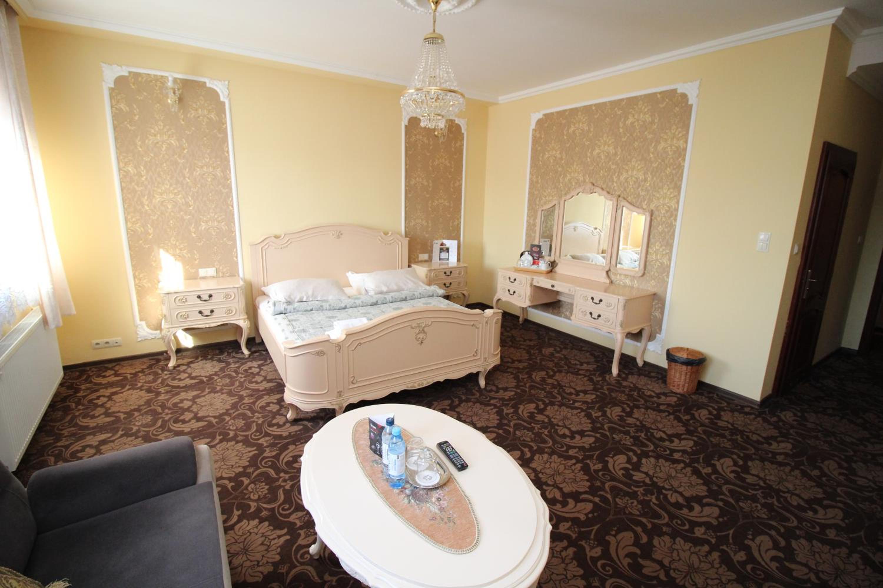 Suite - Photo 15