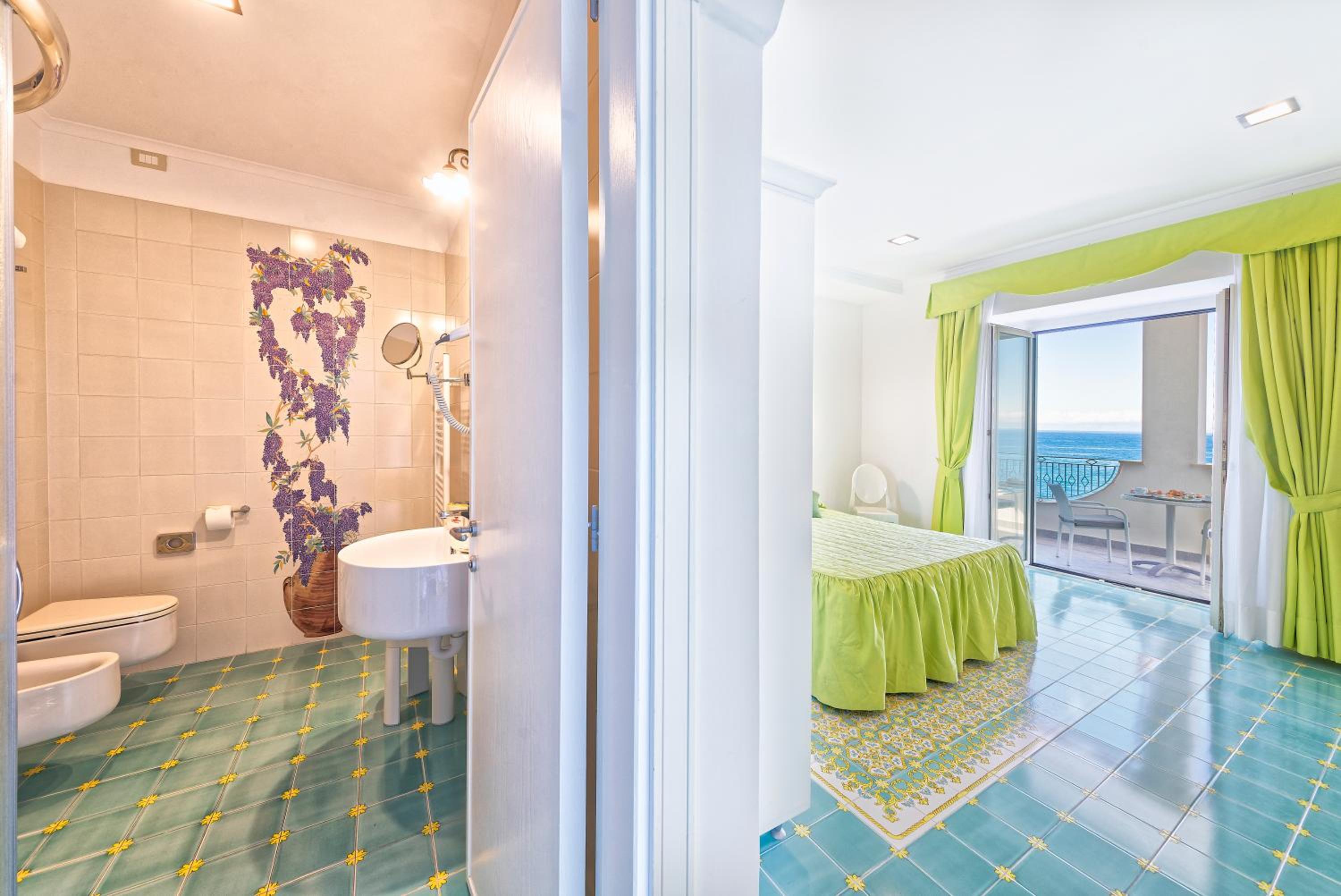 Classic Double or Twin Room with Sea View - Photo 8