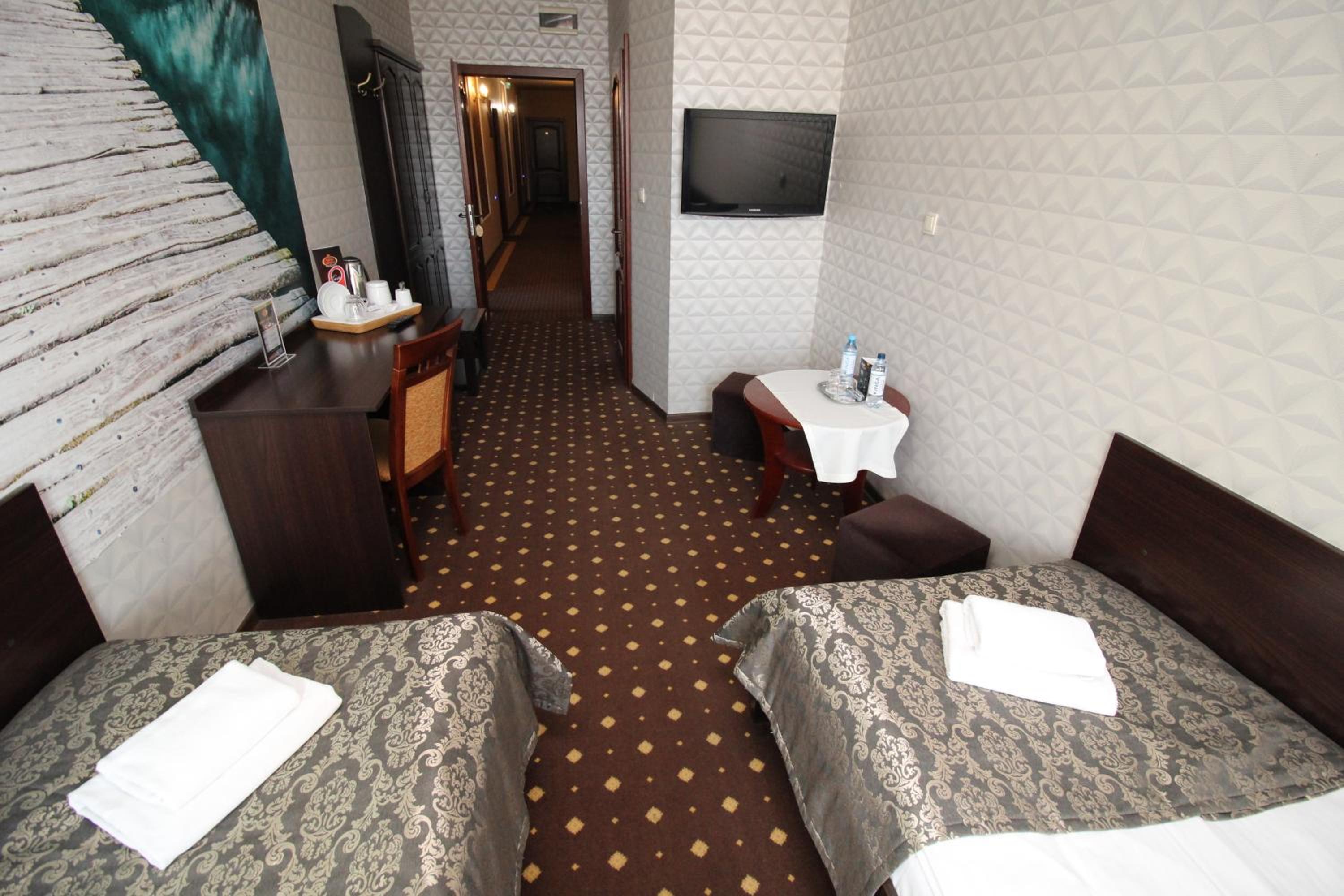 Twin Room - Photo 3