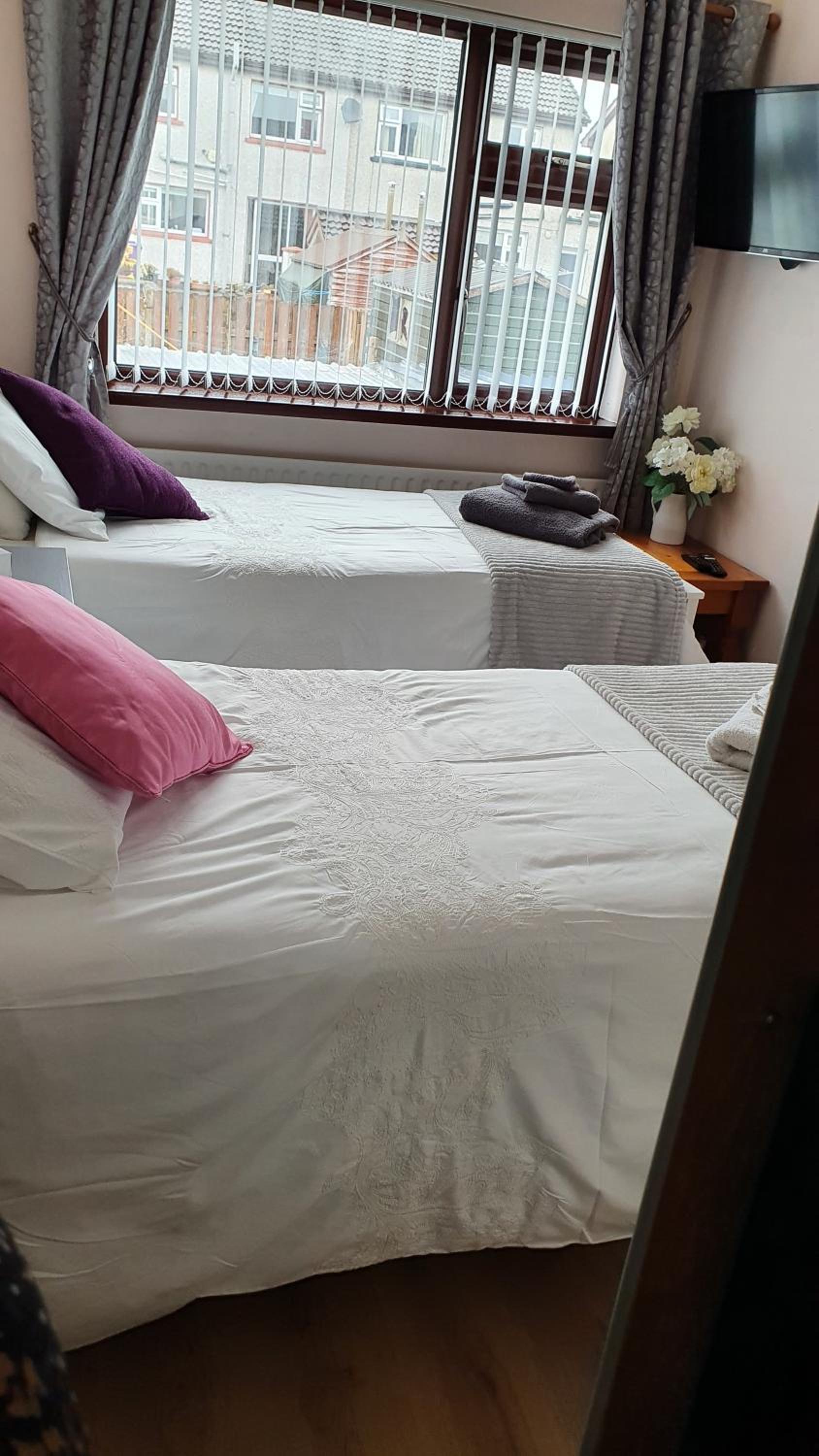Standard Twin Room with Shared Bathroom photo 2