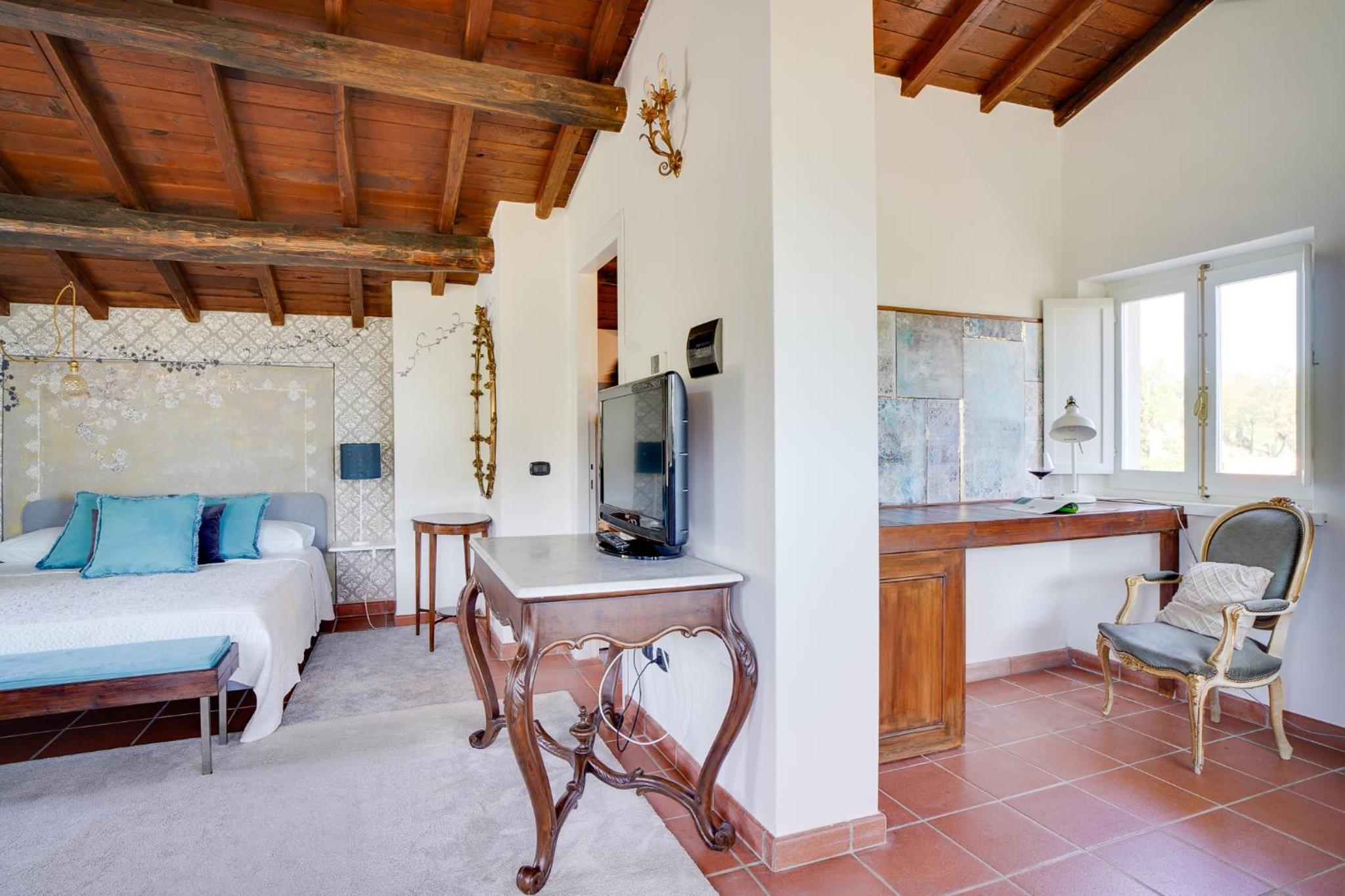 Deluxe Suite with Spa Bath - Photo 6
