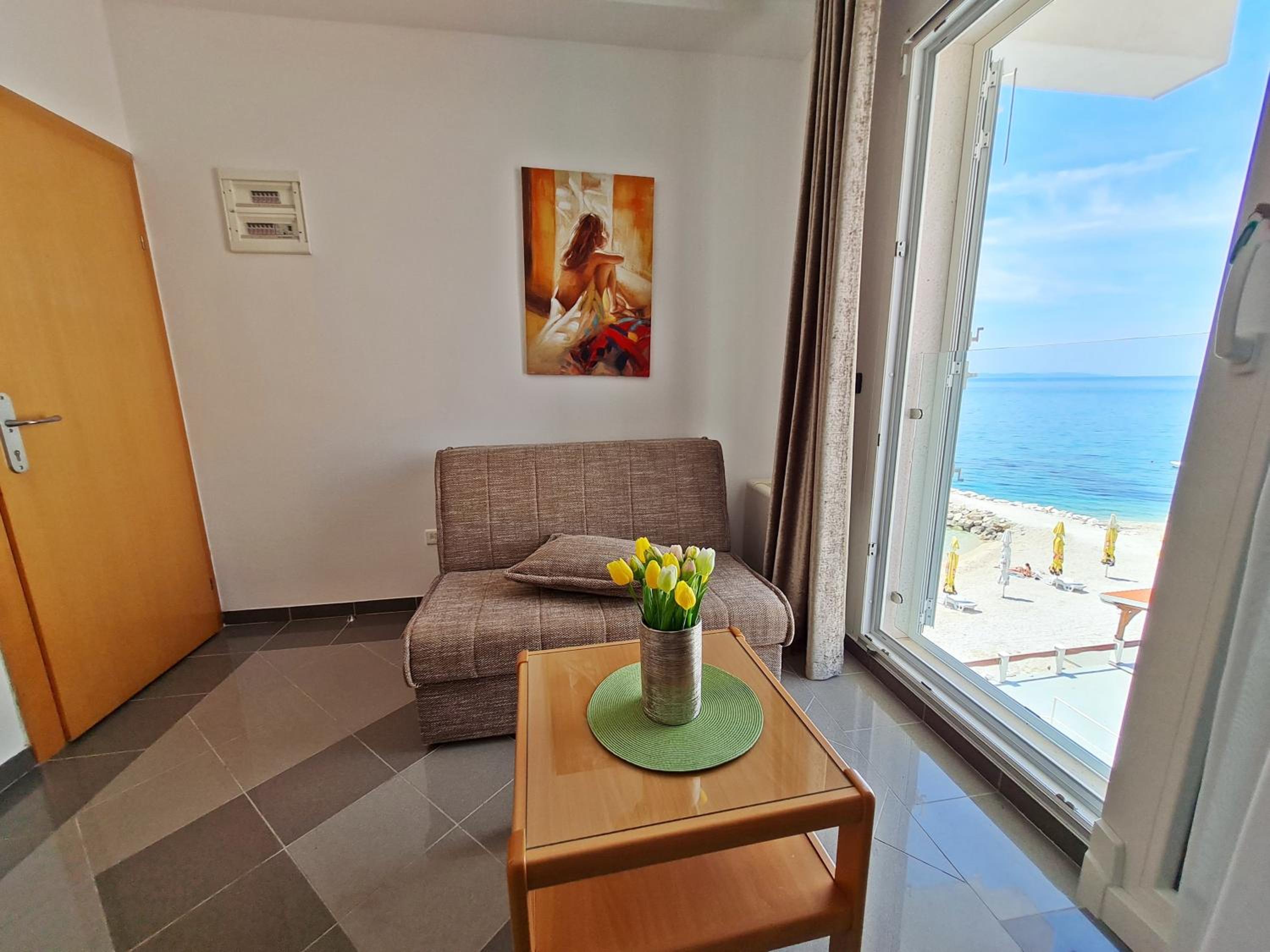 Suite with Balcony and Sea View - Photo 9