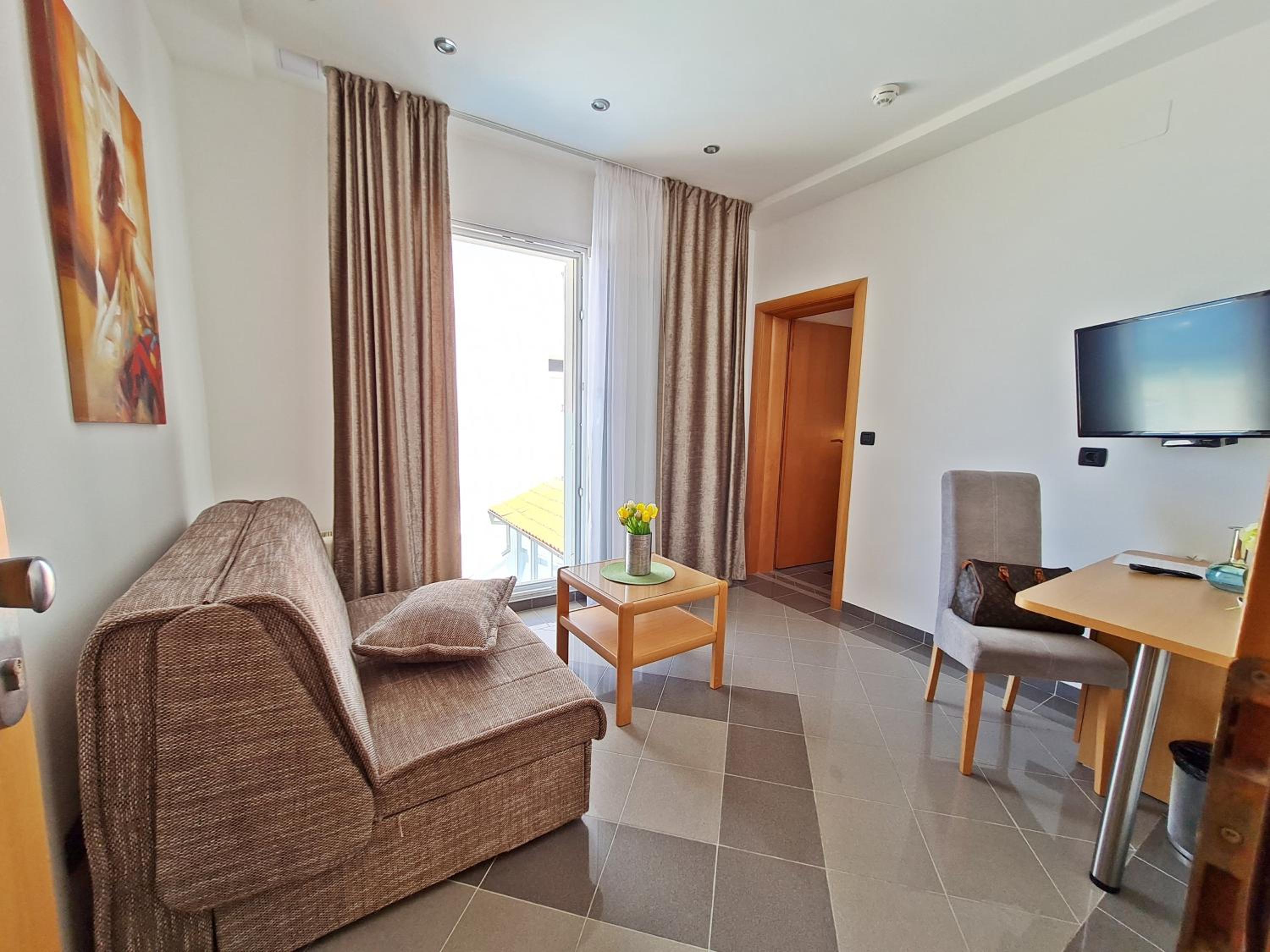 Suite with Balcony and Sea View - Photo 14