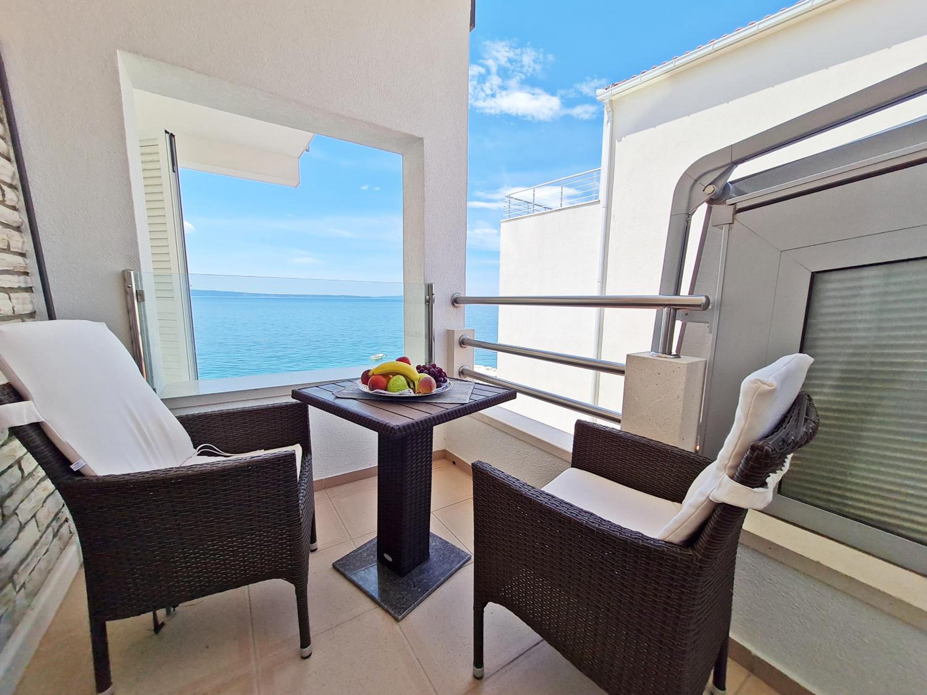 Suite with Balcony and Sea View - Photo 13