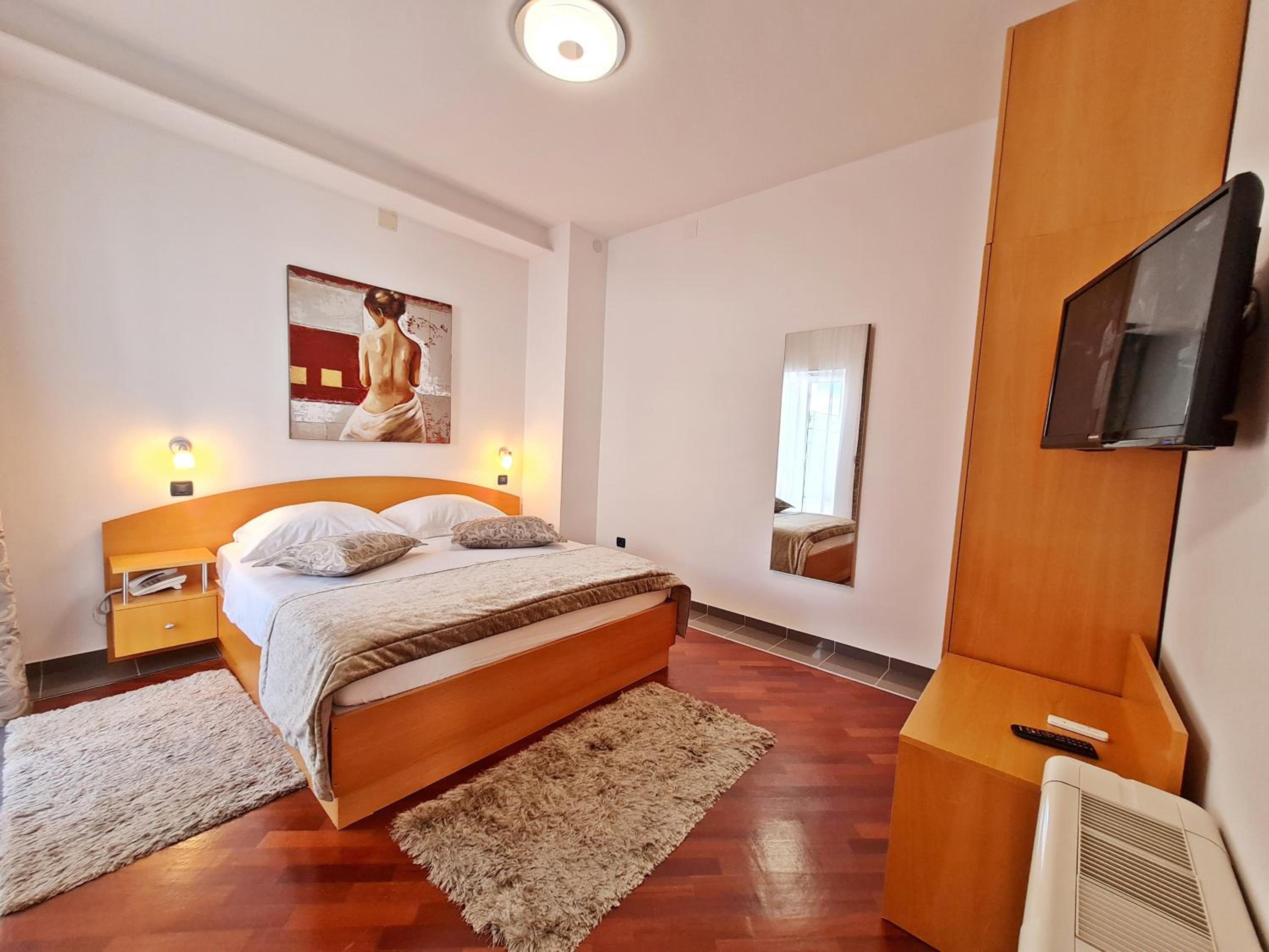 Suite with Balcony and Sea View - Photo 12